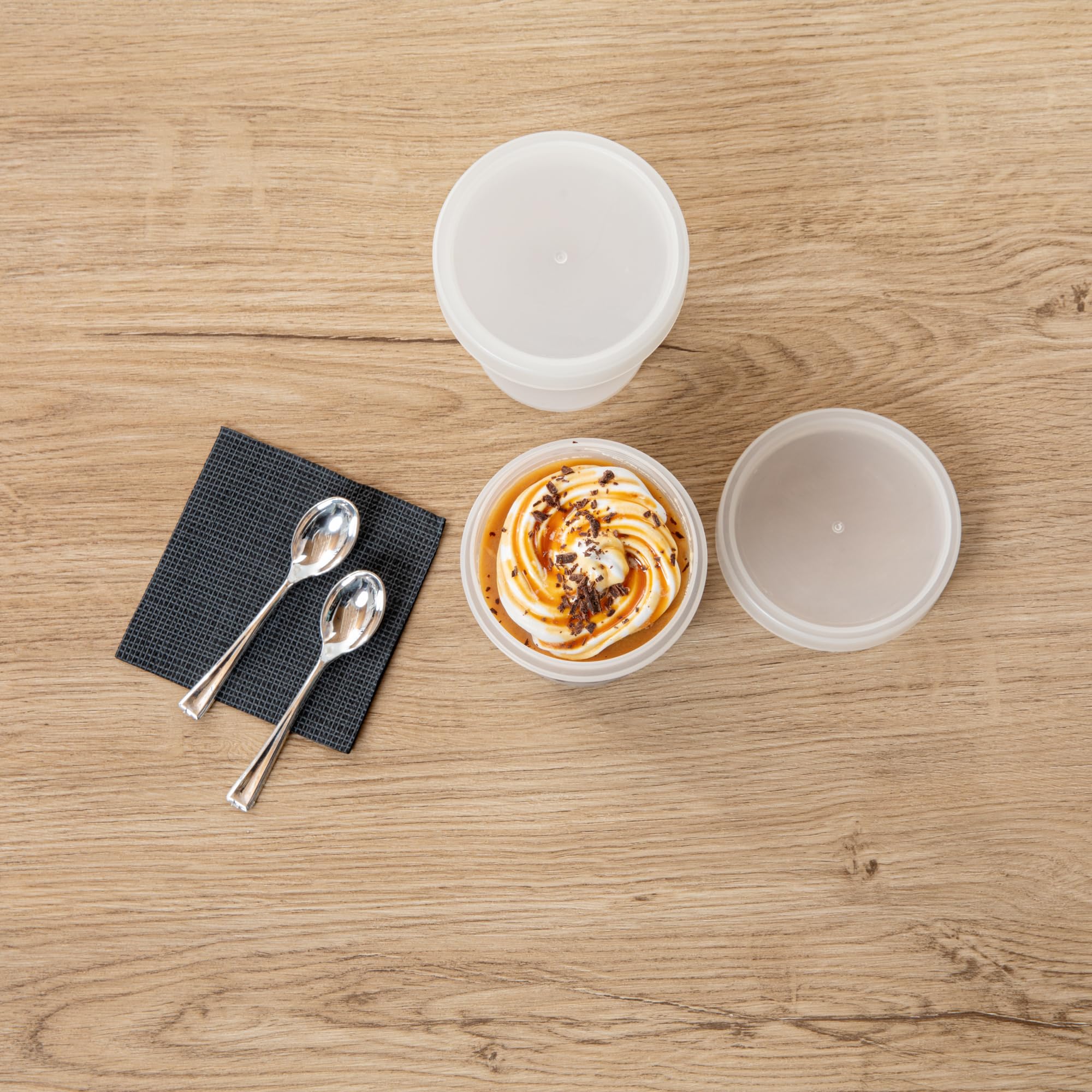 Restaurantware - Mini tazas de postre redondas de 10 onzas, 100 tazas desechables para pudín con tapas, duraderas, apilables, tazas de parfait de plástico transparente con tapas, para llevar postres y