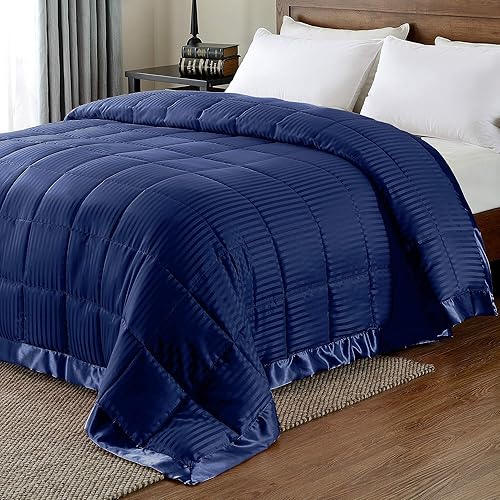 downluxe - Edredón ligero, tamaño King. Edredón alternativo con ribete satinado, color azul marino, 90 x 108pulgadas.