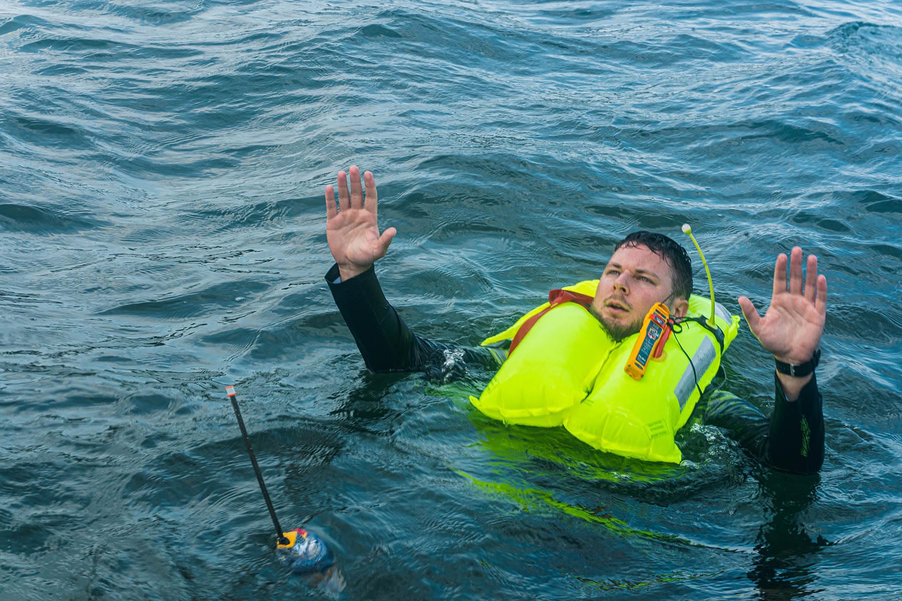 Ocean Signal rescueME PLB3 Segelsicherheitsset mit Haltesack, Signalspiegel, Pfeife und Survival-Ausrüstung – Global Distress Survival Bundle für Offshore-Segeln & Bootfahren