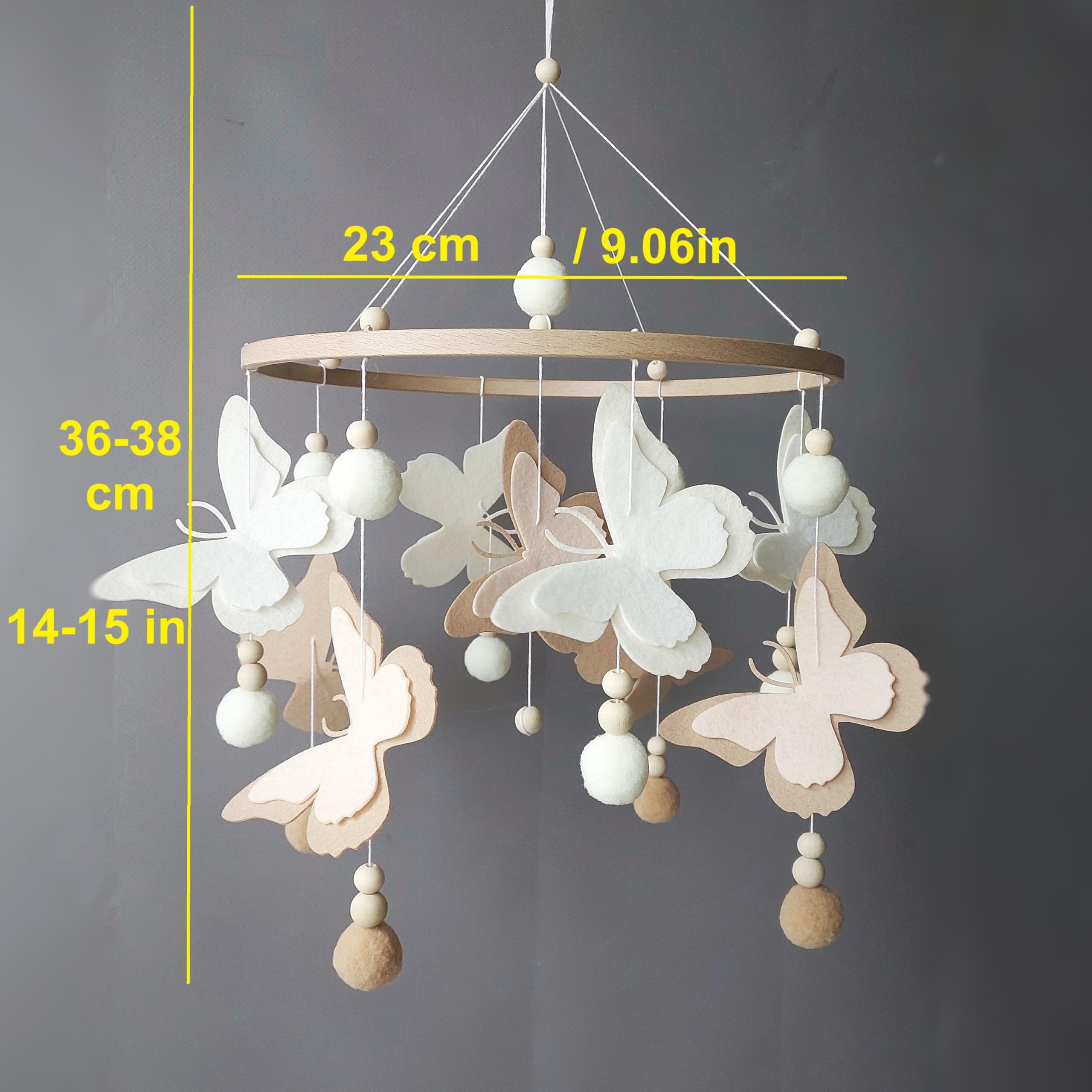 Baby Mobile con farfalle in feltro e pompon – Mobile in legno fatto a mano in tonalità neutre beige e marrone – perfetto per culla o decorazione della cameretta dei bambini