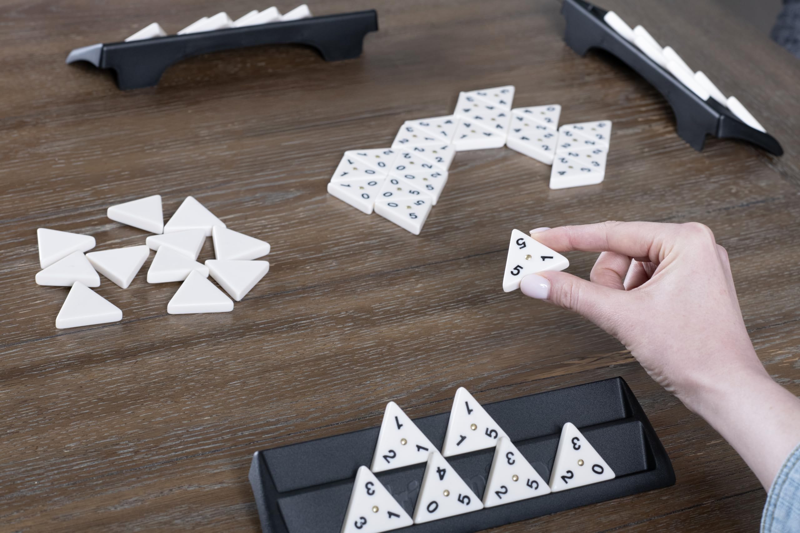 Goliath Triominos 6 graczy - Gra planszowa dla dzieci od 6 lat - Innowacyjna 3-stronna gra Domino - Gra strategiczna i myślowa - Do zabawy z rodziną lub przyjaciółmi - 2-6 graczy