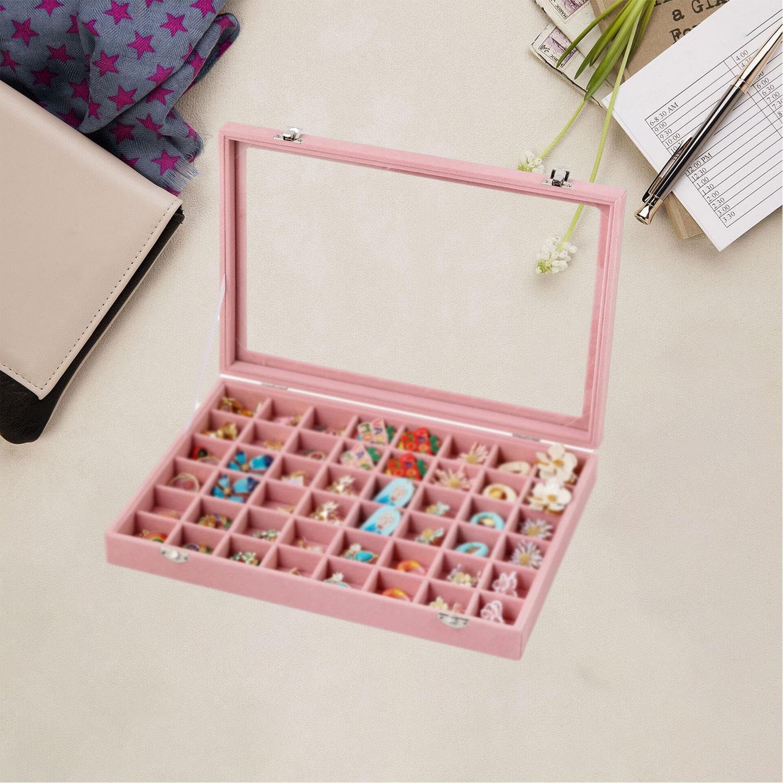 Qianly Jewelry Tray Organizer con 48 Scomparti Regolabili Porta Anelli Orecchini Collane Bracciali Custodia Robusta con Coperchio Trasparente in Tessuto, Rosa