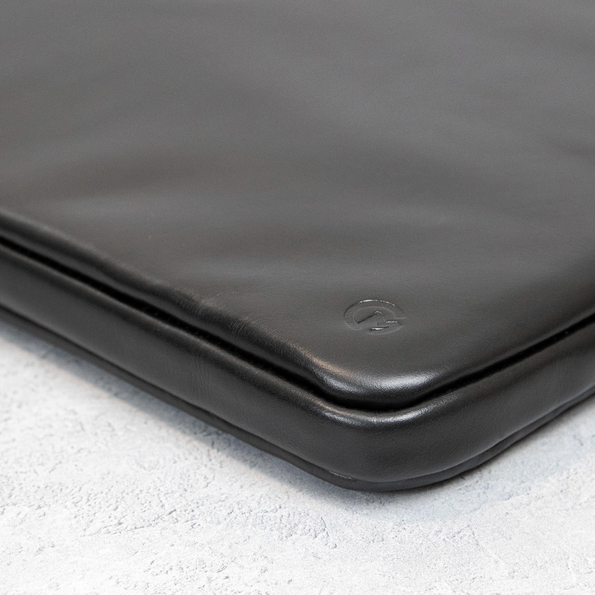 Casemade Funda de piel auténtica con cremallera para laptop, bolsillo interior y forro de lana, compatible con Apple MacBook, HP, Dell, Asus y Levovo (14 pulgadas, color negro)