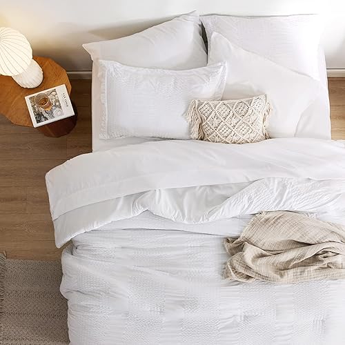 Miniatura 4 de Bedsure Juego de ropa de cama de sirsaca a rayas tamaño matrimonial, 7 piezas, edredón alternativo suave y ligero, blanco, 86 x 82 pulgadas