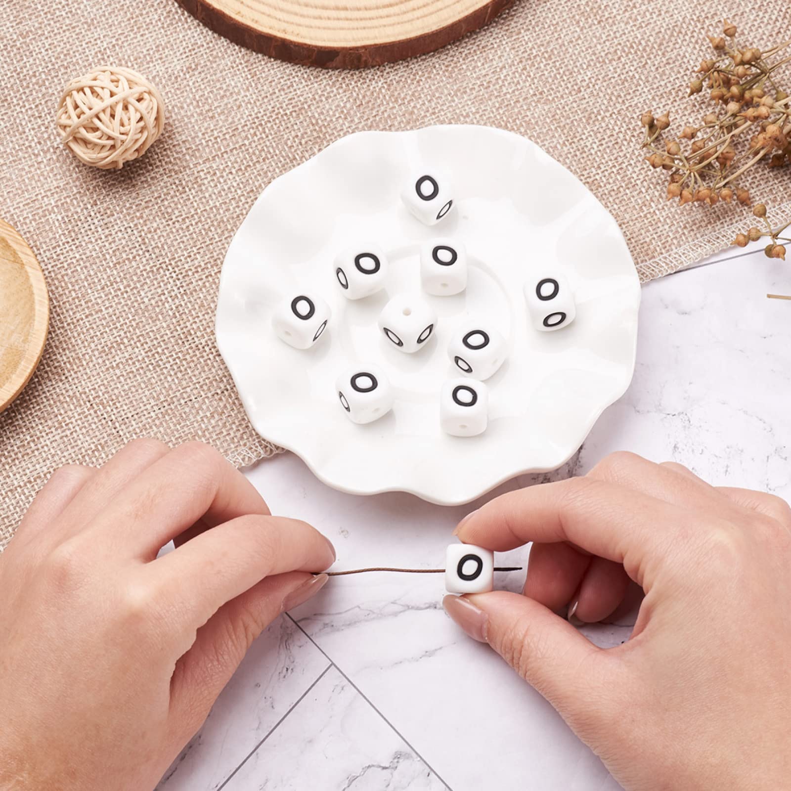 FASHEWELRY 10 perline distanziali in silicone con lettera M da 12 mm