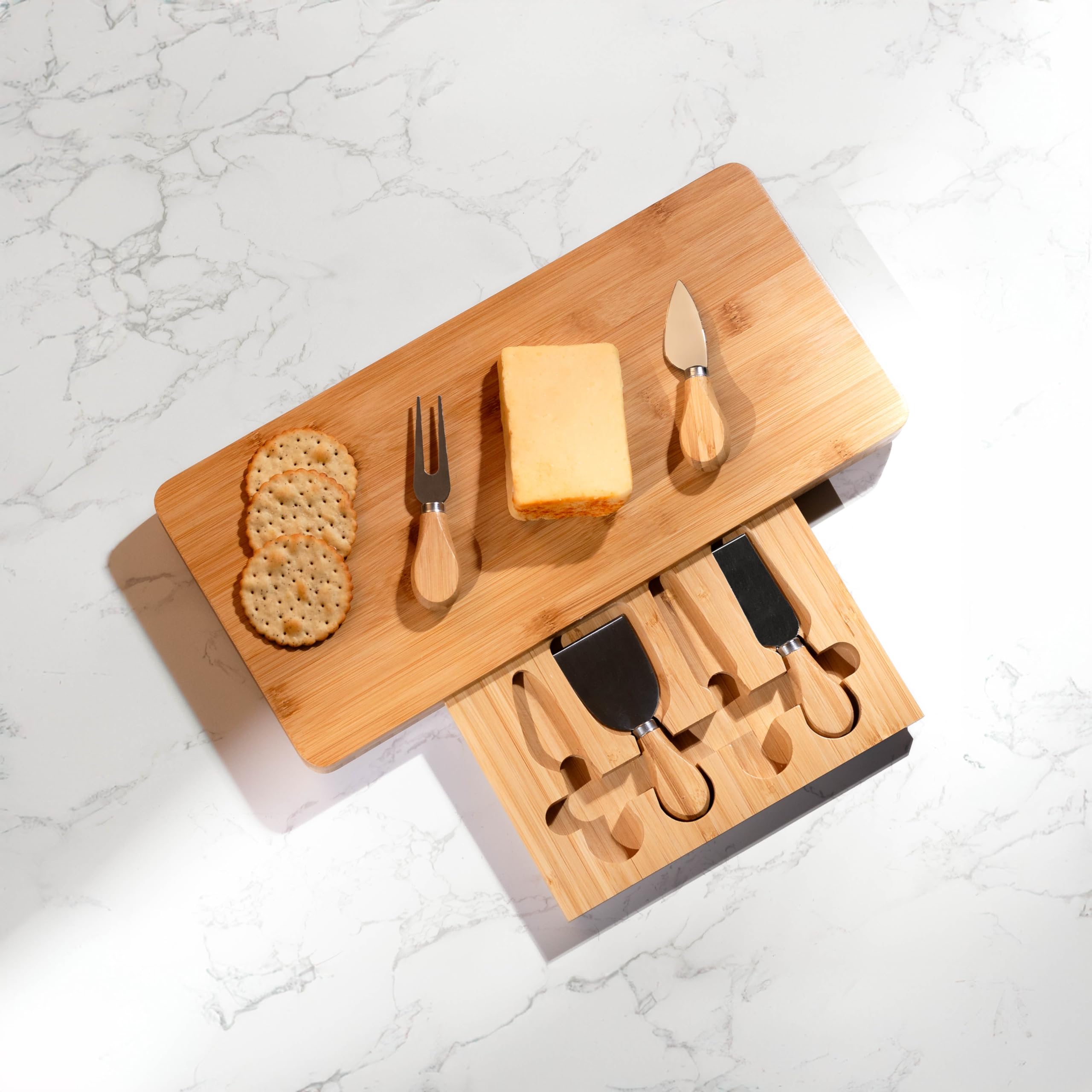 HomeZone Plateau à fromage en bambou avec couteau et plateau de service avec tiroir coulissant à couverts et tiroir de cuisine, cadeau divertissant