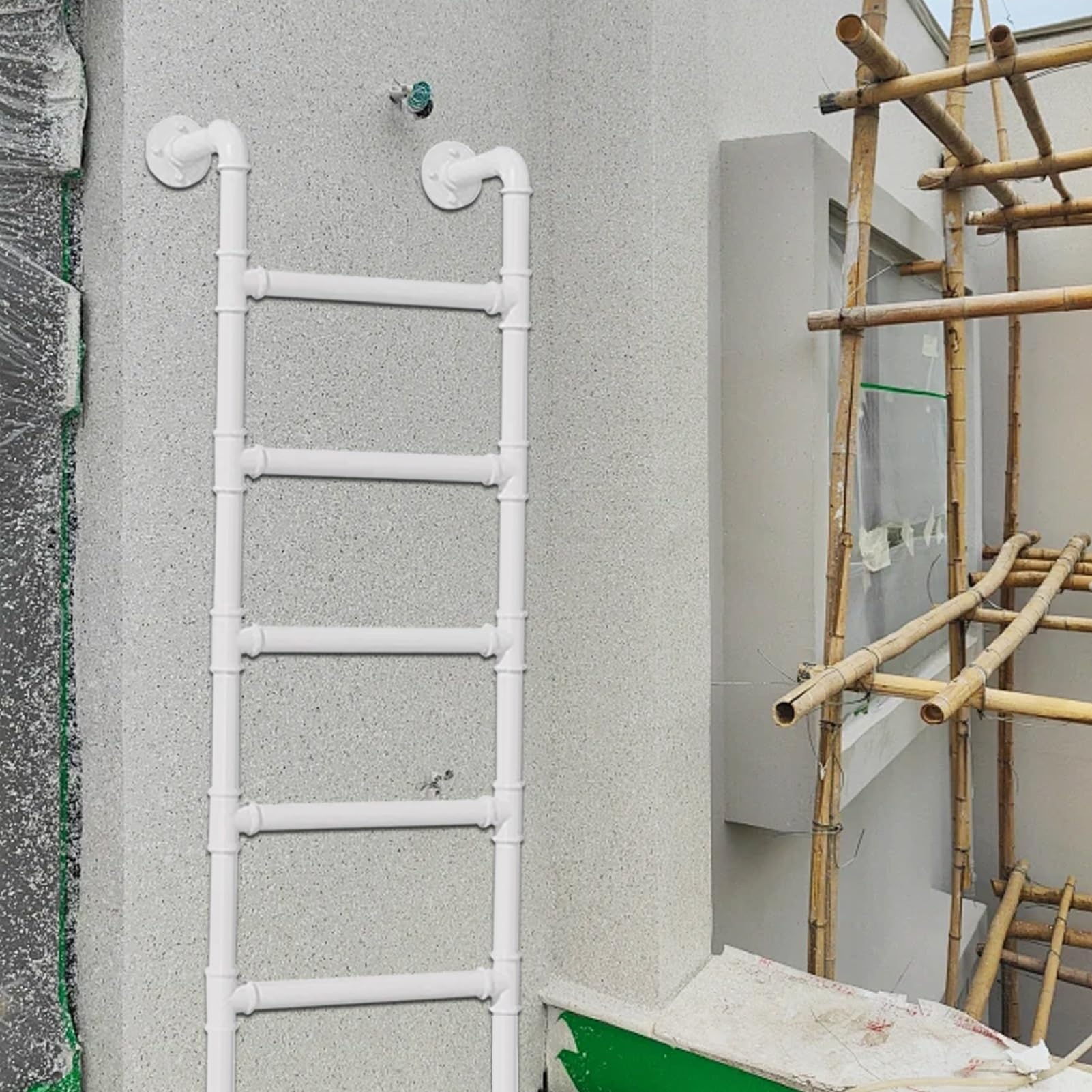 Escalera metálica de pared: la solución compacta para subir de forma segura a zonas altas