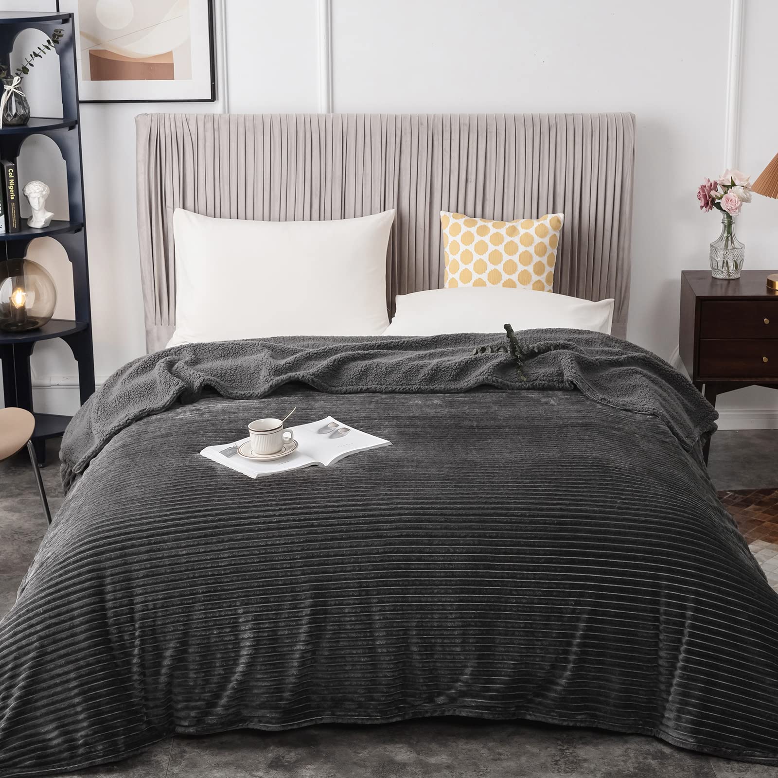 DaysU Manta de forro polar a rayas, suave y acogedora manta reversible de franela Sherpa para sofá, manta de felpa gruesa cálida y esponjosa, tamaño Queen para cama, 1 paquete, 86 x 94 pulgadas, gris