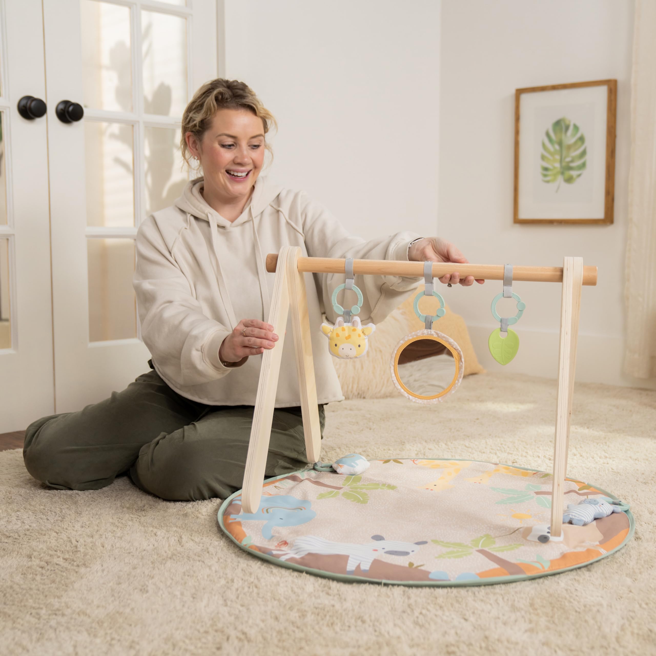 Ingenuity Wonder & Wood Alfombra de juego para bebé con arco de madera – Gimnasio plegable con barra en forma de A y 3 juguetes desmontables, alfombra lavable a máquina, 0 a 36 meses