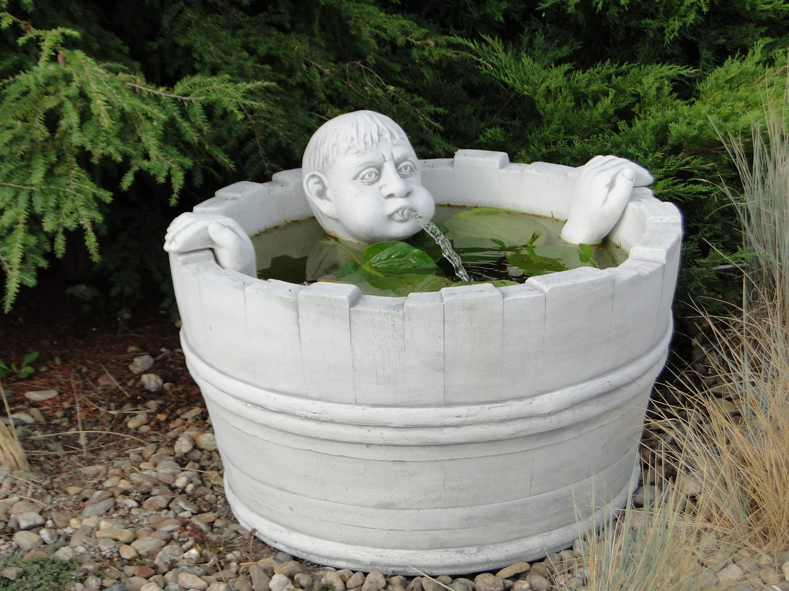 Fontana da giardino, piccolo stagno, con circuito d'acqua chiuso, in pietra fusa, uomo che fa il bagno nella vasca.