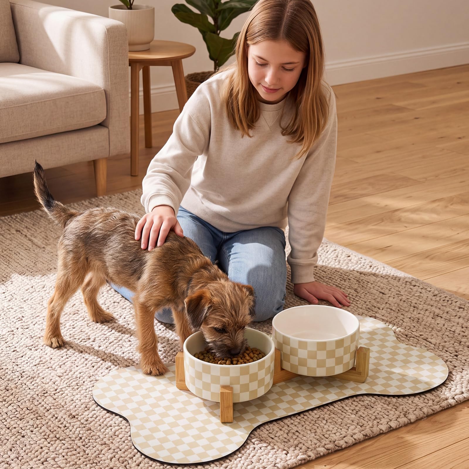 SiliFine Keramik-Hundenäpfe für mittelgroße Hunde, 3,5 Tassen, karierte Haustierfutter-Wassernäpfe mit erhöhtem Holzständer, rutschfeste Silikon-Futtermatte, leicht zu reinigen (Khaki)