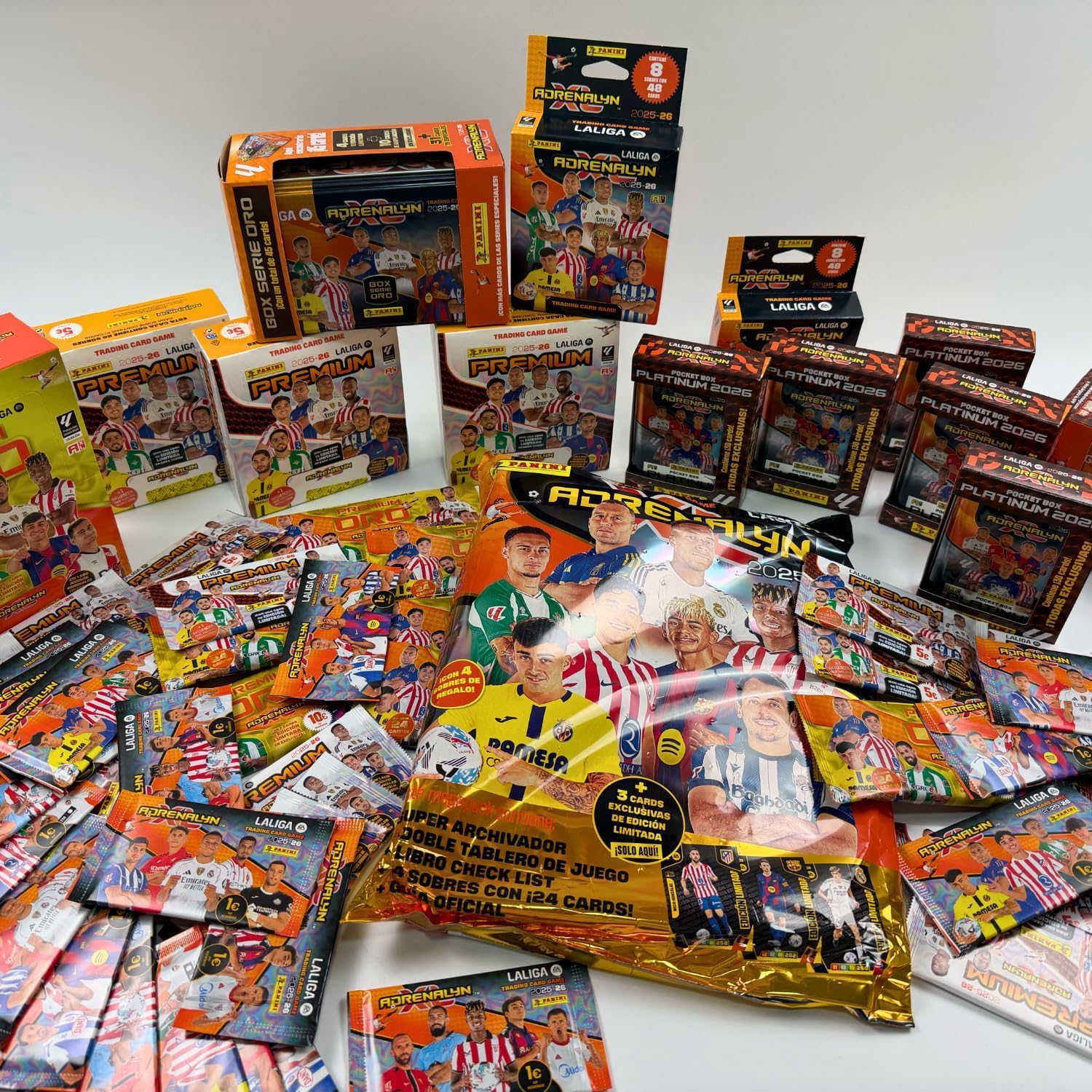 PANINI ADRENALYN XL 25/26 Pack Serie Oro con Deck Box de Regalo, Cartas Coleccionables Fútbol, Incluye Megapack, Box Serie Oro y 8 Sobres