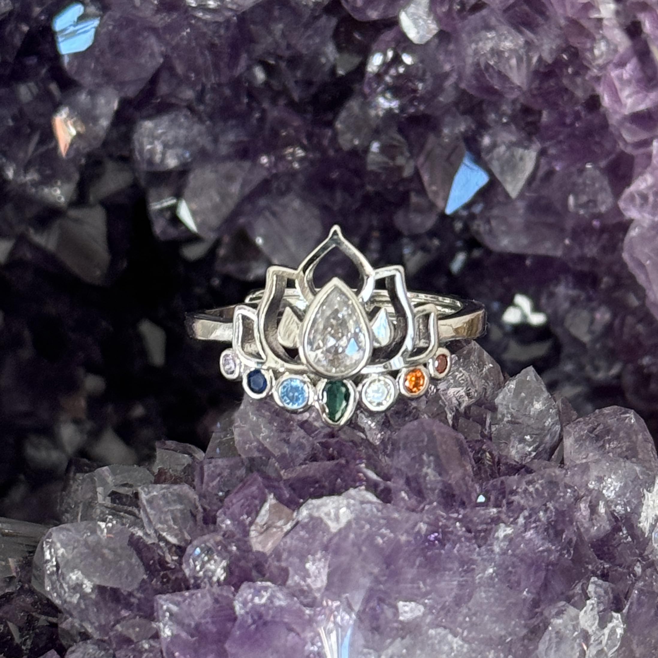 SIMBOLIKS Anillo Flor de Loto con 7 Chakras, Cristales Curativos y Energía Positiva, Incrustaciones de Circonita, Joyería Mística para Mujeres, Anillo de Yoga y Meditación