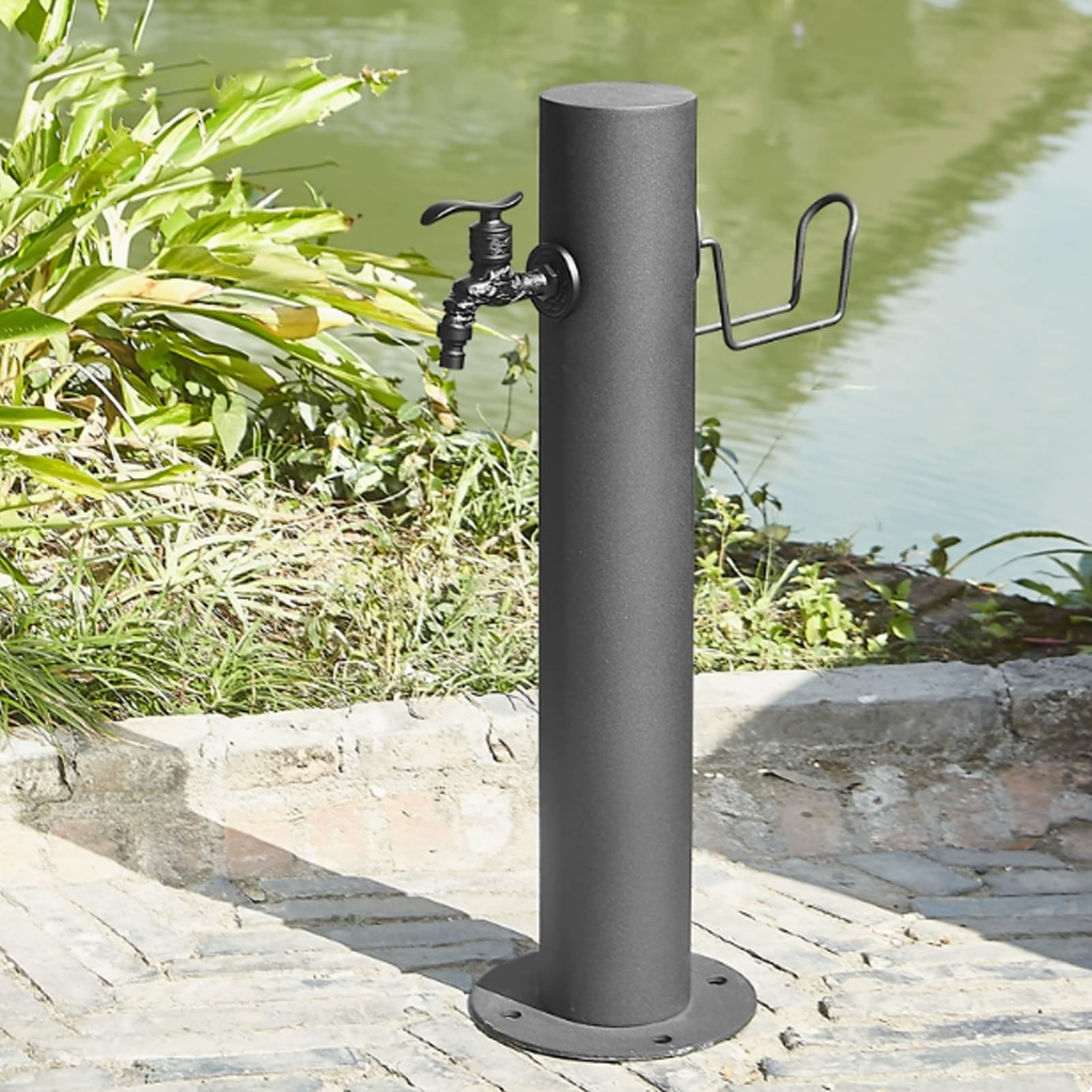 Colonne d'eau design pour valoriser l'architecture et la décoration extérieure