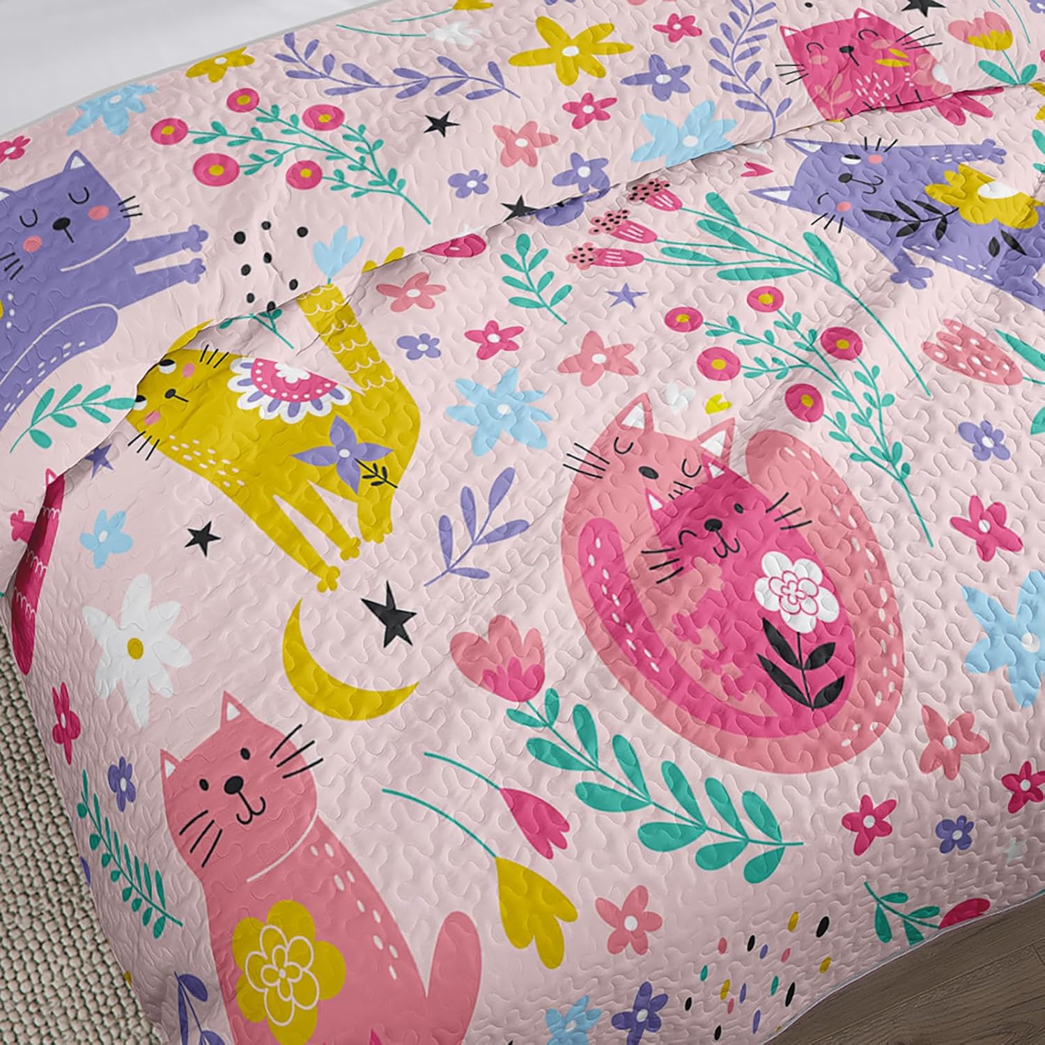QOOMO Floral Cat Quilt Set Full/Queen Size,Kawaii Cat Bedspread Coverlet Set,Pink Floral 3Pcs Bedding Set Printed Quilt with 2 Pillowcases,Soft and Lightweight,for All Seasons
