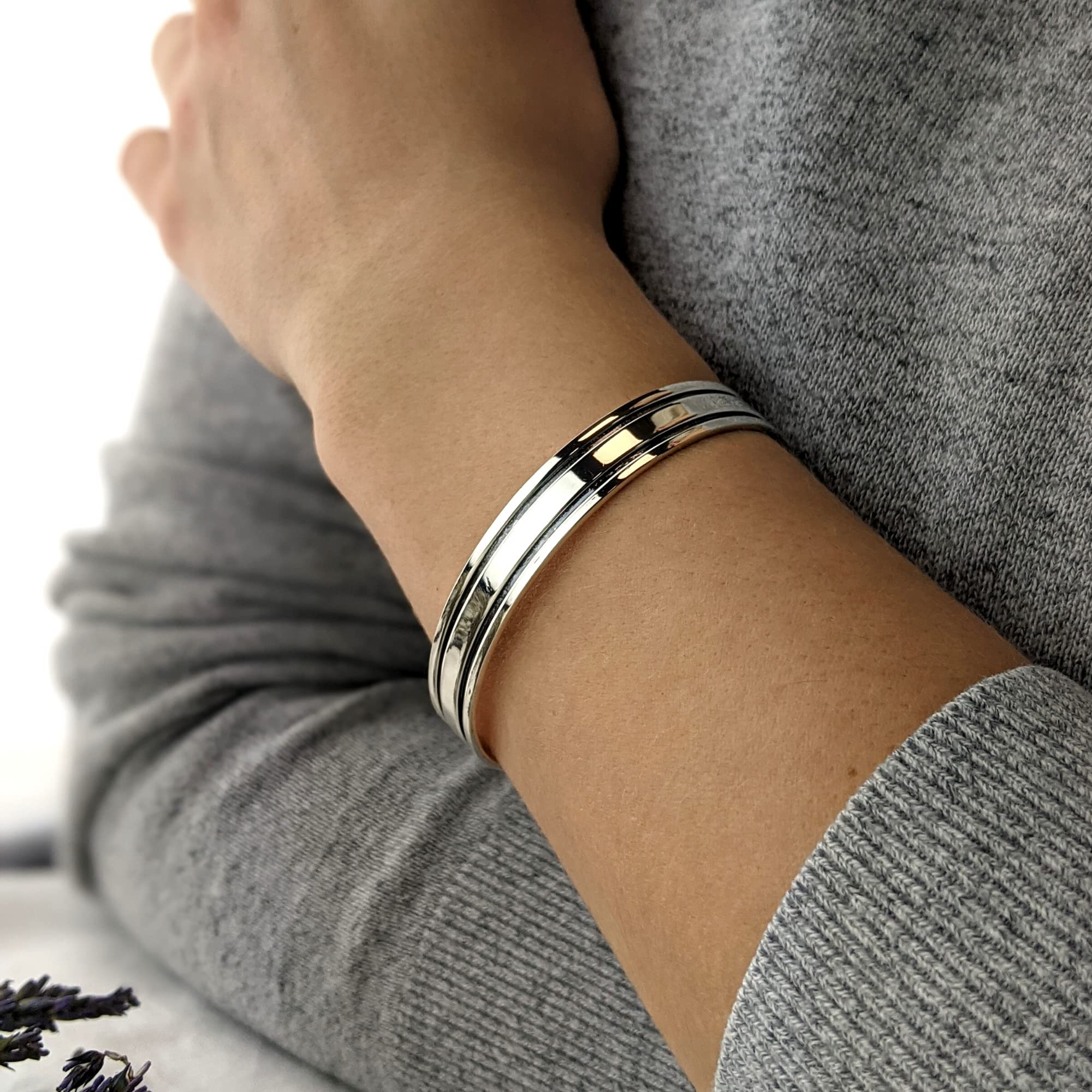 Silverly Bracciale Rigido Largo a Doppia Linea in Argento Sterling 925 per Uomo e Donna | Braccialetto Piatto Regolabile con Finitura Lucida e Scanalature Nere | Bracciale Moderno ed Elegante per Lui