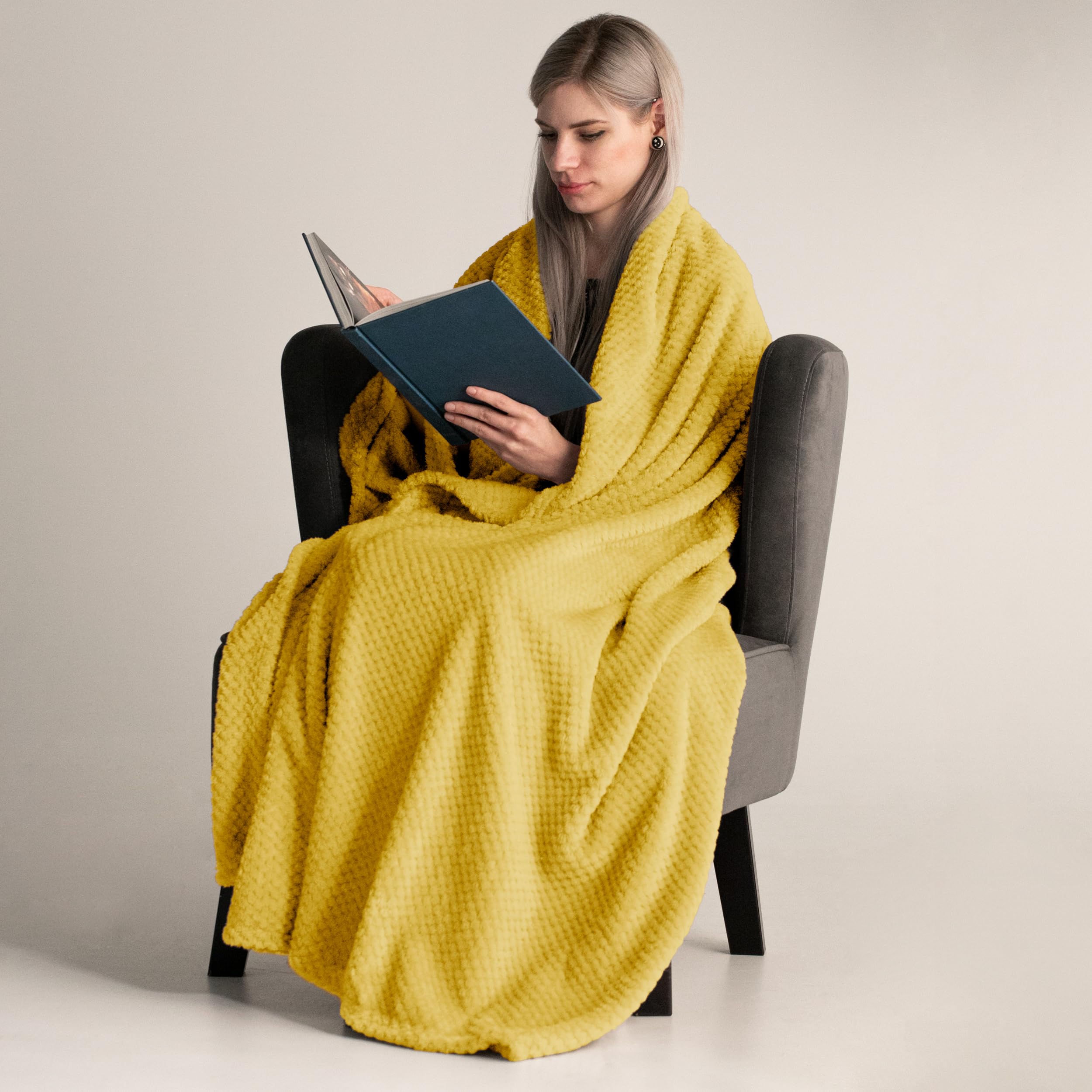 DecoKing Couverture Polaire 150 x 200 cm Plaid Doux en Microfibre pour Lits Canapés Chaises et Divans Style Scandinave Chaude Légère et pour Toutes Les Saisons Jaune Henry