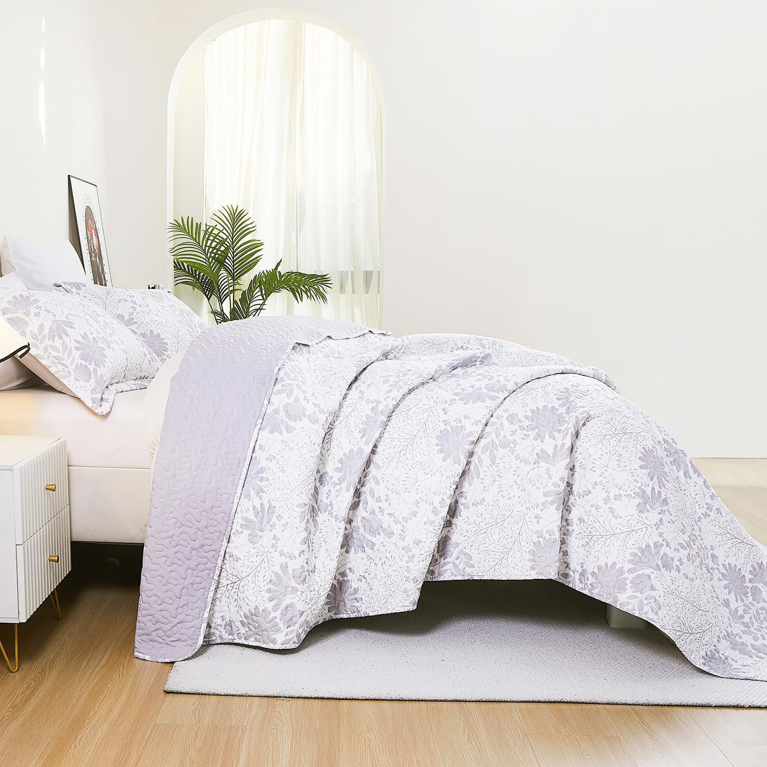 Botanical Quilt Set, Gray Floral Quilt Lightweight Bedspread, Leaf Pattern, 3 Piece Soft Microfiber Coverlet Set with Pillow Shams (104” x 90”)