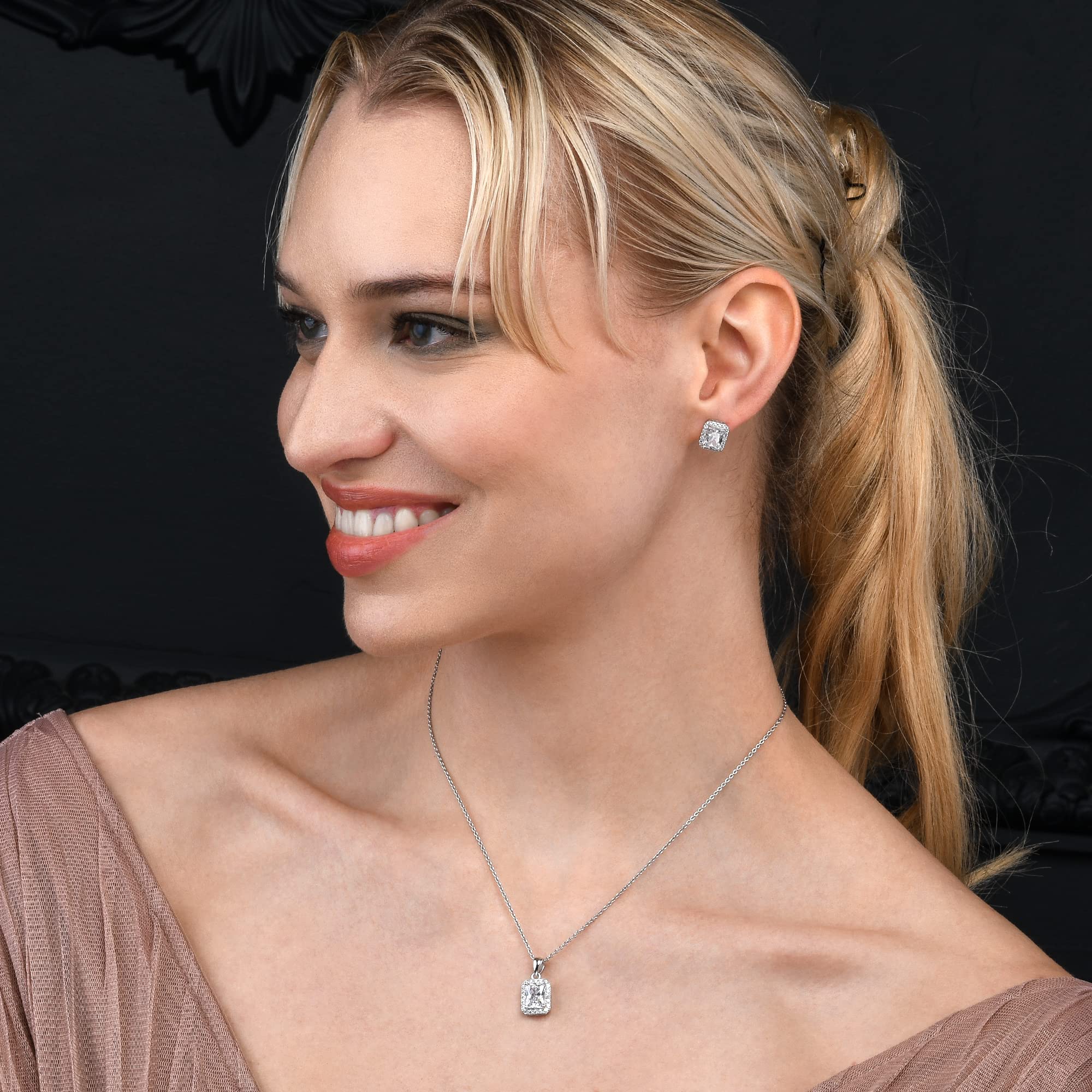 Diamond Treats Ohrstecker aus 925er Sterlingsilber mit Smaragdschliff für Damen mit weißen, grünen, blauen oder roten Zirkonia-Steinen, Ohrringe aus 925er Silber für Frauen