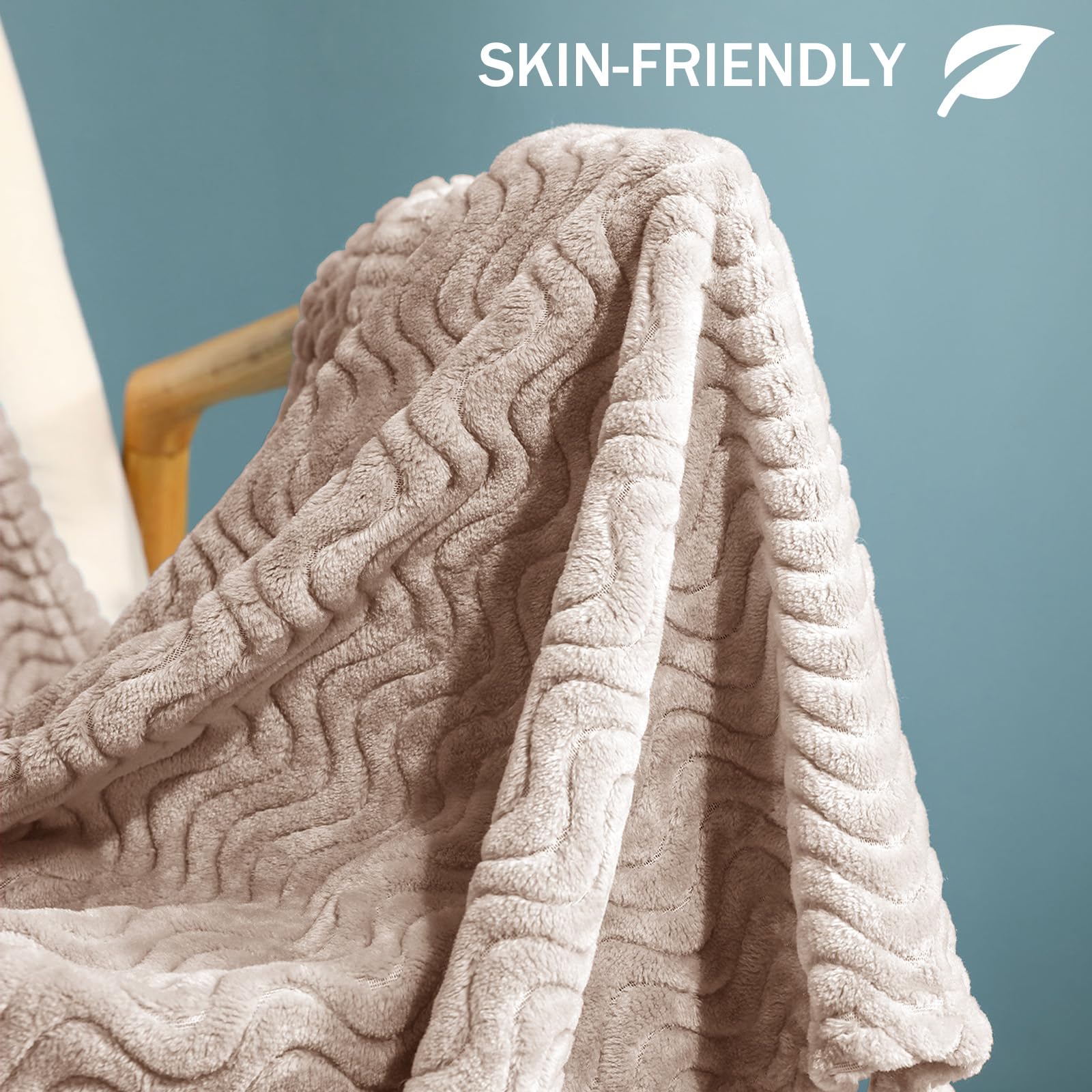 Manta de vellón color beige para sofá cama, supersuave y acogedora con textura de ondas decorativas, afelpada, liviana, para usar en todas las estaciones, 50 x 70 pulgadas 4
