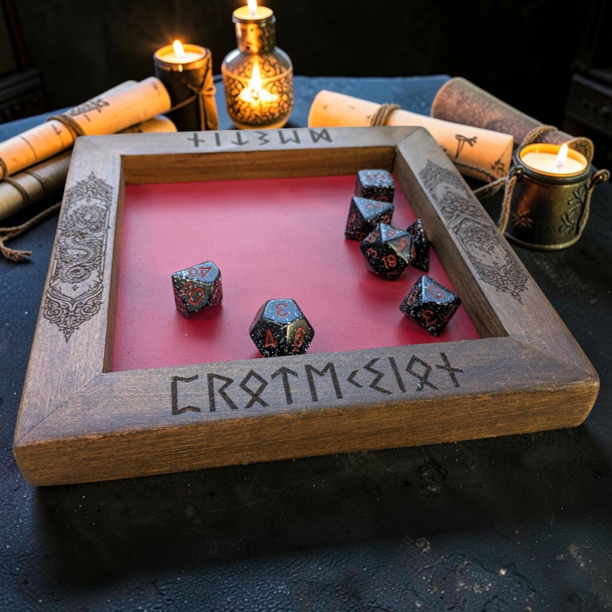 Piste à Dés en Bois & Cuir Véritable – Gravure Runes Viking (Futhark) – Fond Silencieux – 17 ou 24 cm – Jeu de Rôle JDR, DND, Wargame (Rouge, 17 cm, sans Coins métalliques)