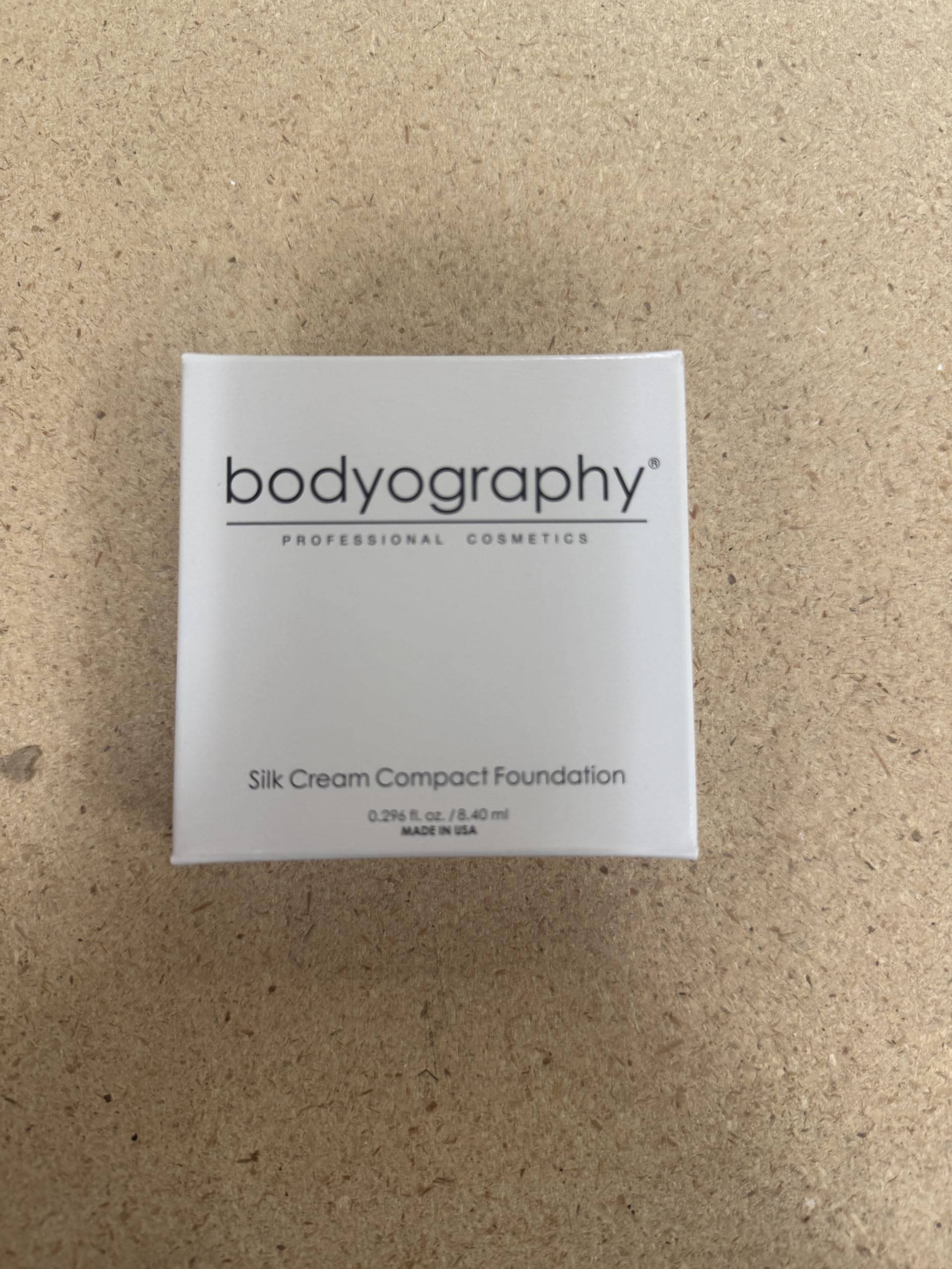 Bodyography Professional Cosmetics Silk Cream Compact Foundation Nr. 02 Inhalt: 8,4ml Compact Make-Up Cream für perfektes Aussehen. Foundation Make Up
