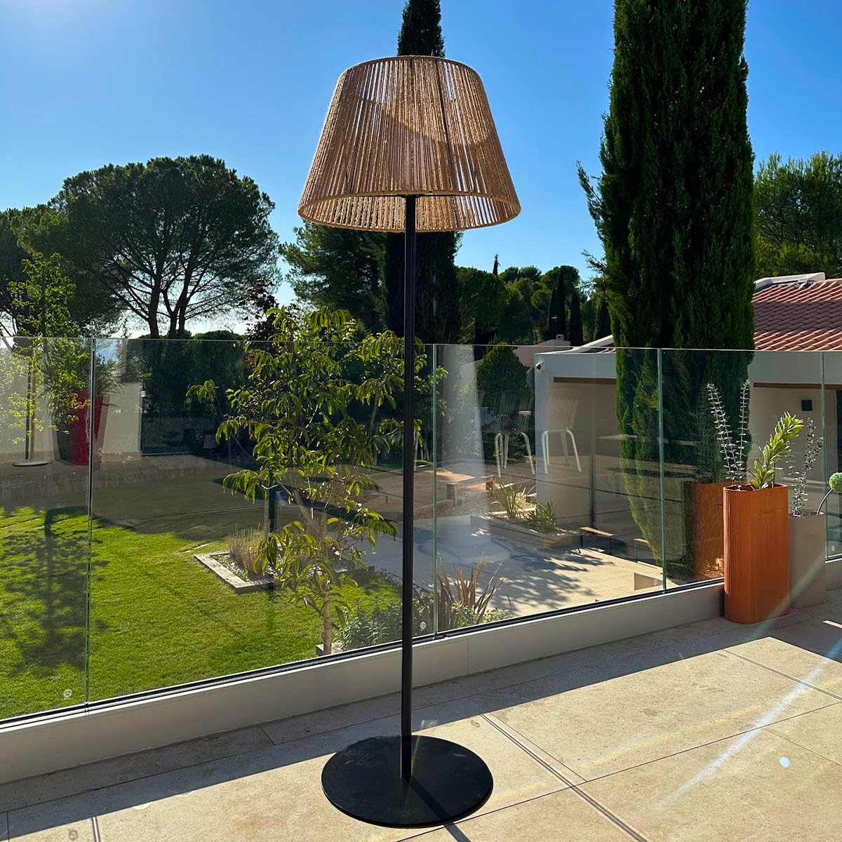 Lumisky Lámpara de pie inalámbrica pie metal LED blanco y multicolor regulable TALL RAFFY en cuerda natural H170cm con mando a distancia