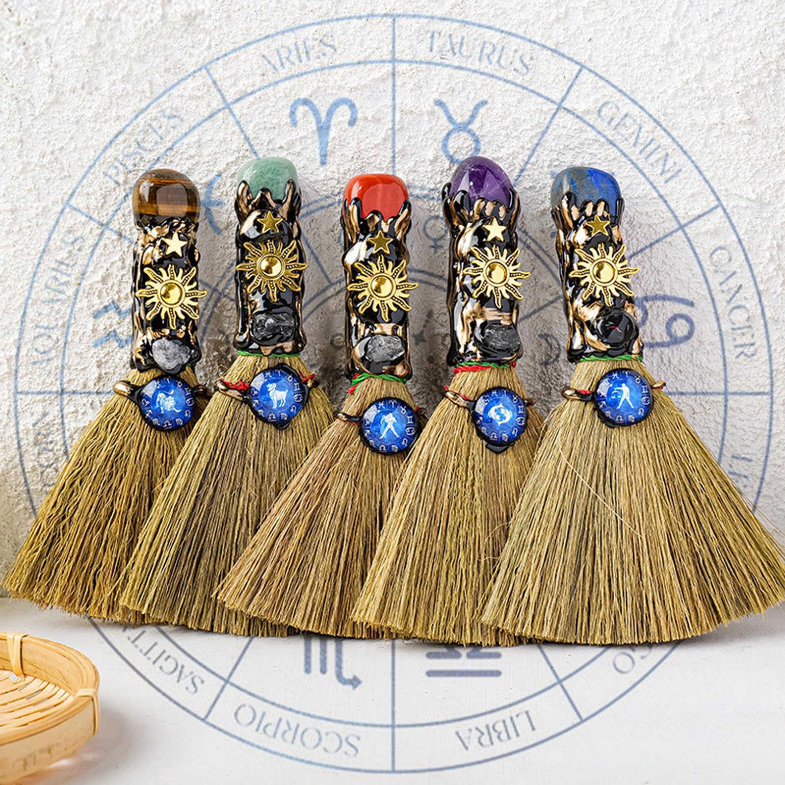 Scopa per Altare della Strega di Cristallo Artigianale con Pietre Naturali e Incisioni Zodiacali per Meditazione Guarigione Yoga Leone