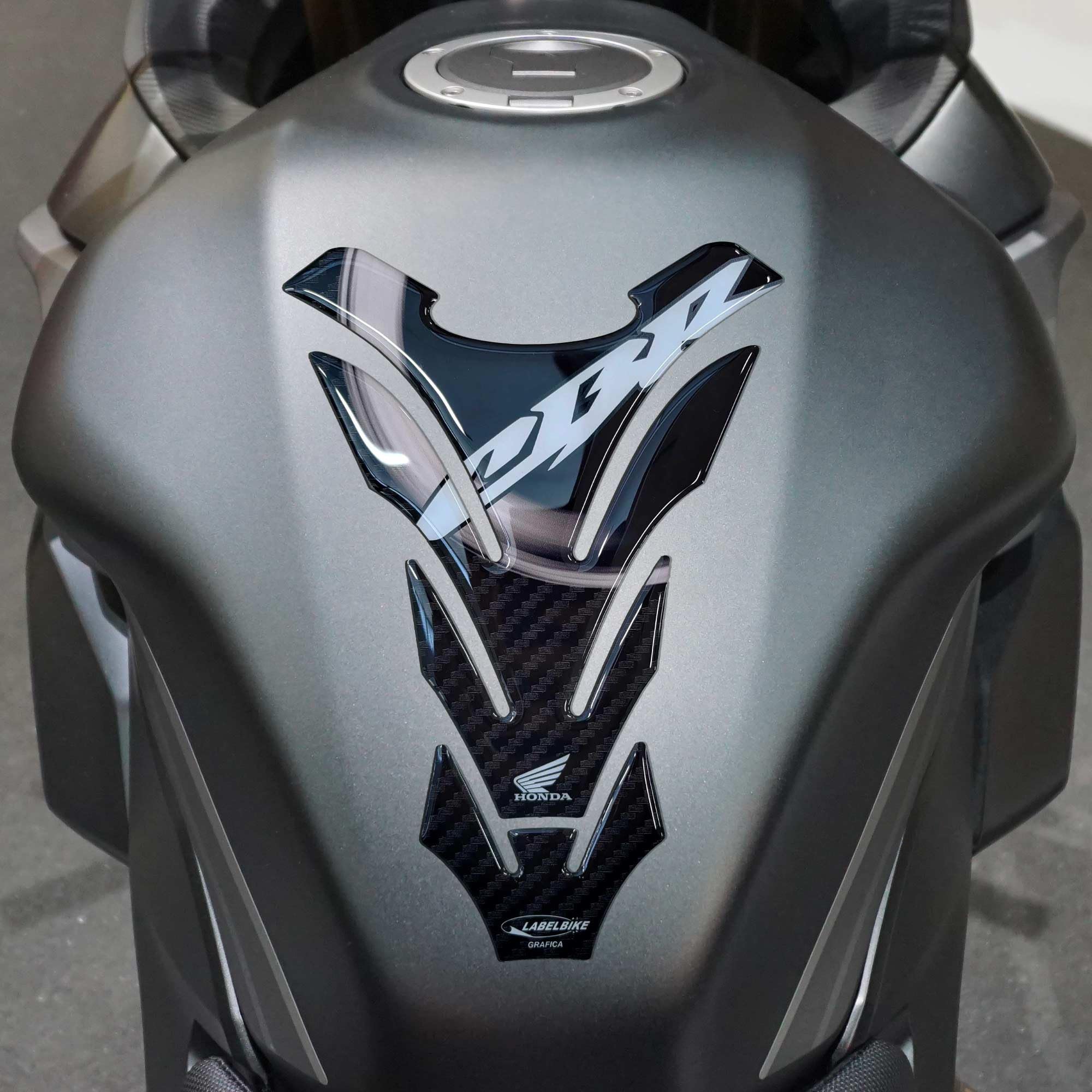 labelbike - Adesivo 3D Moto Paraserbatoio Protezione e Decorazione in Resina con Licenza Ufficiale compatibile con Honda CBR - Colore Effetto Carbonio e Logo CBR Bianco