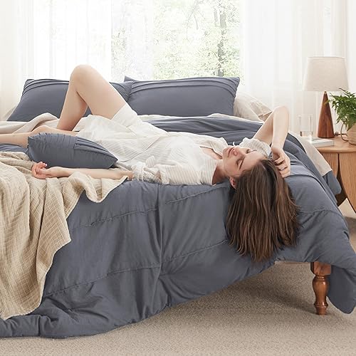 Miniatura 3 de Bedsure Juego de edredón tamaño matrimonial de 4 piezas de color gris oscuro, juego de cama plisado con relleno alternativo para todas las