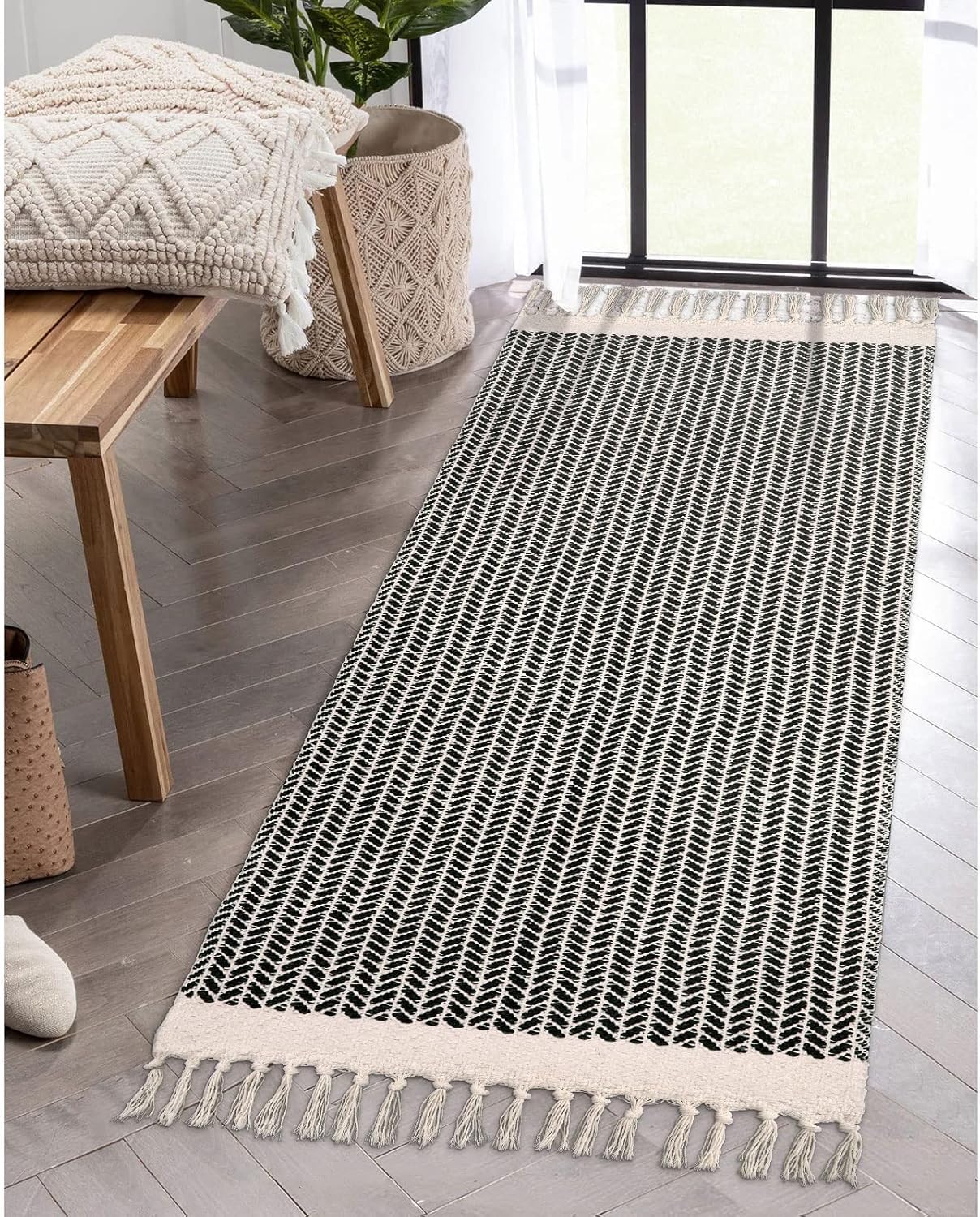 Tapis bohème en coton noir et blanc 60x130 cm lavable à pompons