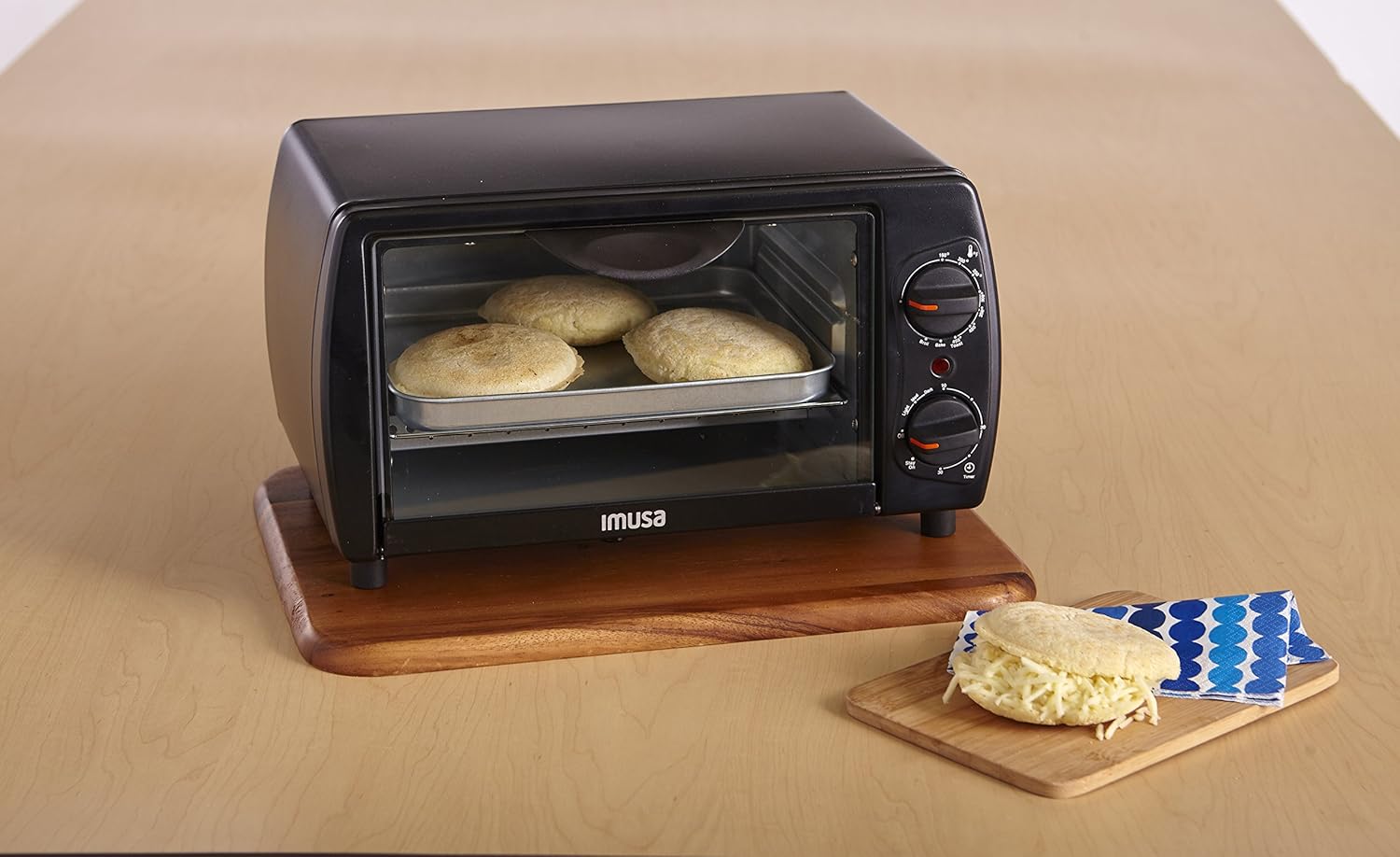 IMUSA GAU-18214 Toaster Oven baking food