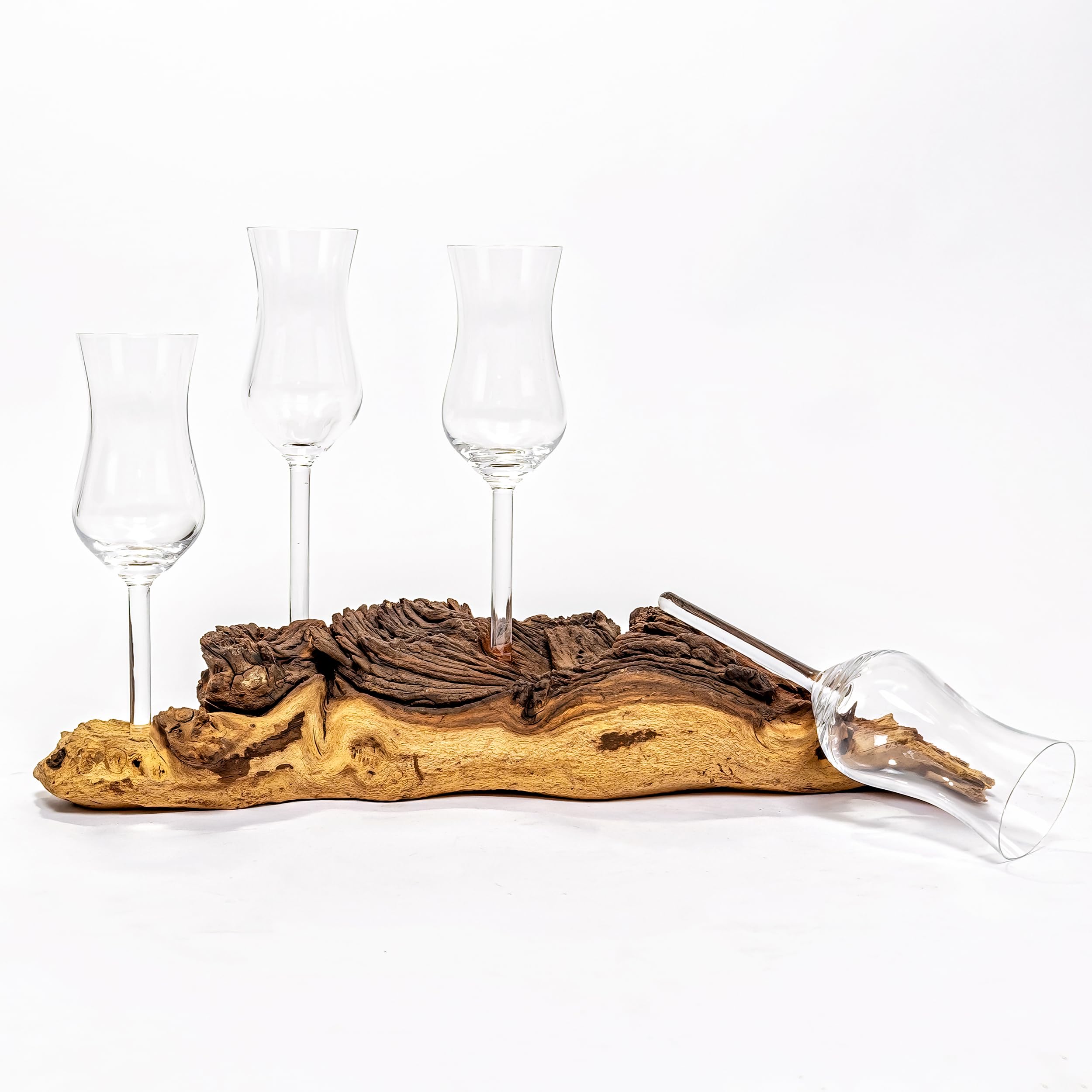 4 bicchierini da grappa/radice di grappa, nobili su una radice in vero legno. Ogni pezzo è unico. Perfetto come regalo per la festa del papà