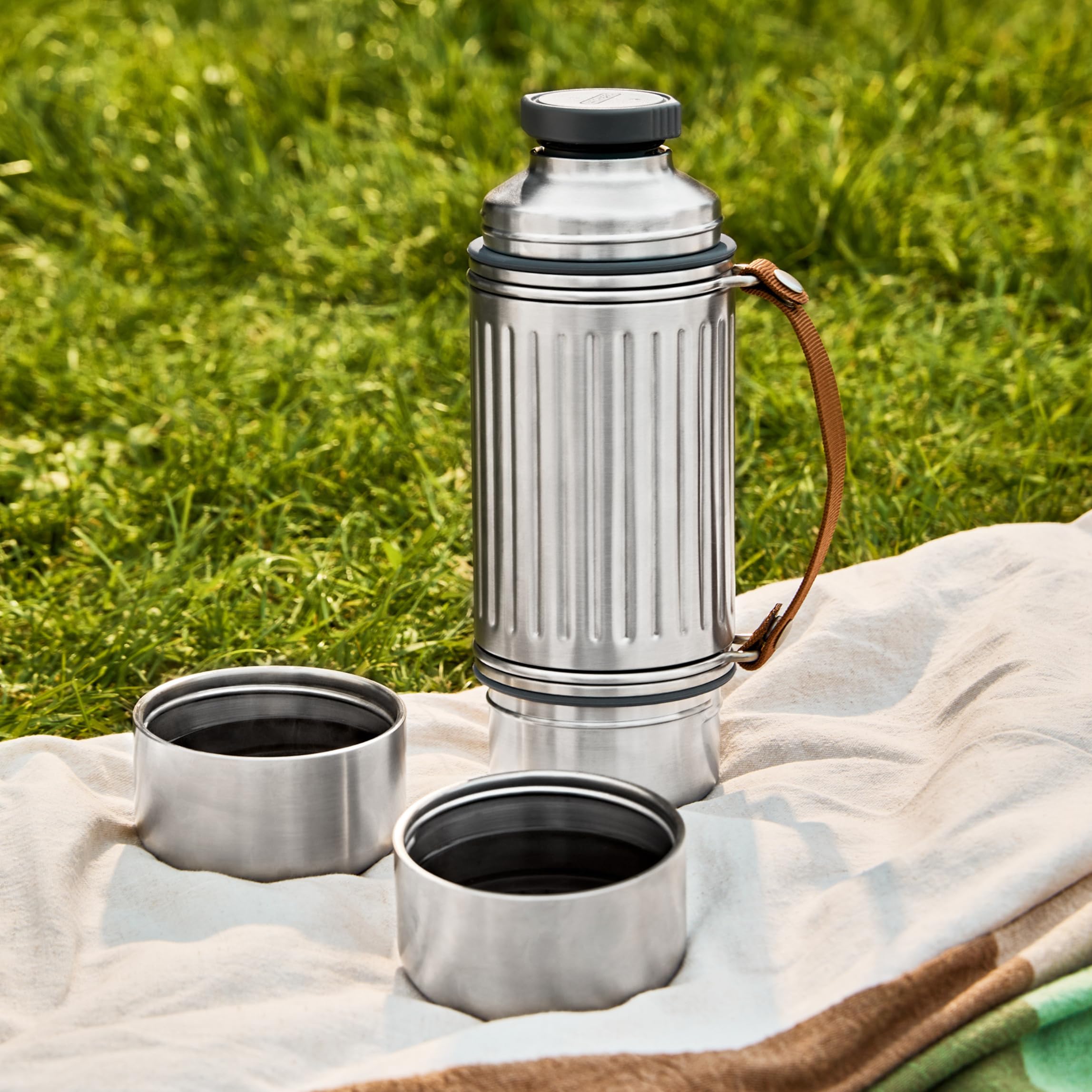 BLACK + BLUM Thermoskanne | Edelstahl Isolierflasche mit 2 Bechern | 1 L