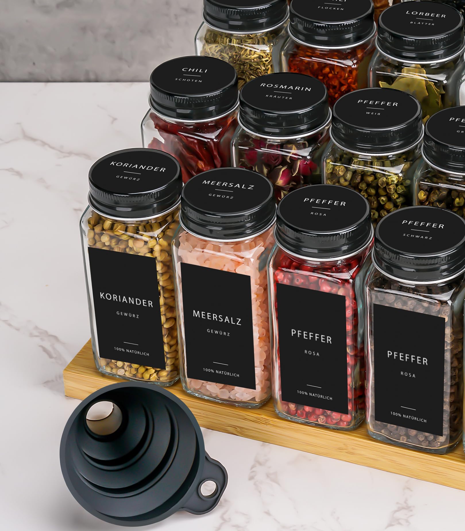 Gewürzgläser Set [24 x 120ml] mit 301 Etiketten auf Deutsch | Matte Deckel in Schwarz | Gewürzbehälter mit Metalldeckeln & Streueinsatz. Gewürzgläser Eckig, 24er Set