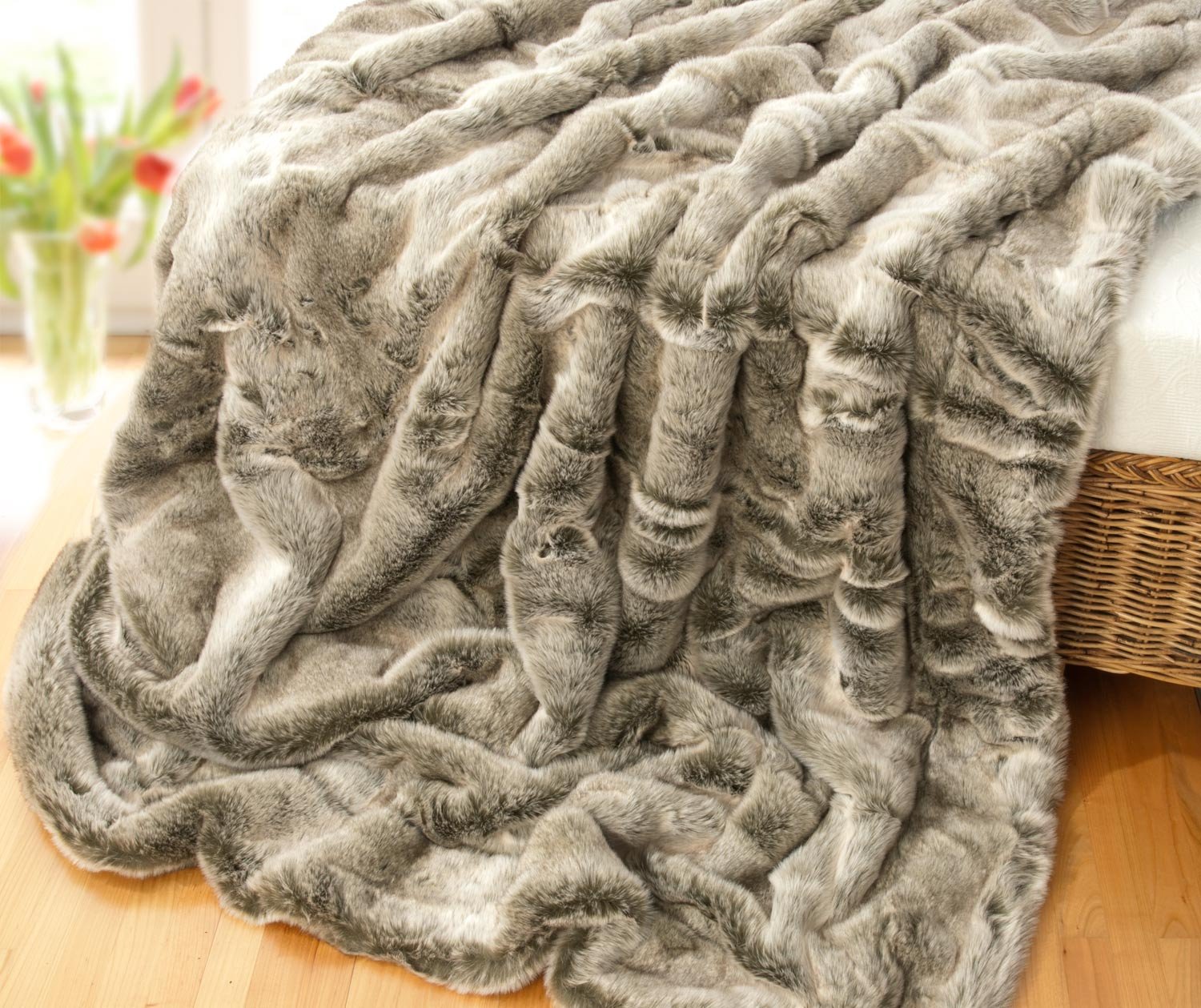 Wohnen & Accessoires Felldecke, Fellimitat 5 Größen, Webpelzdecke, Grauwolf mit grau-beigem Fell, Kuscheldecke, Tagesdecke oder Fellkissen (150 x 200 cm)