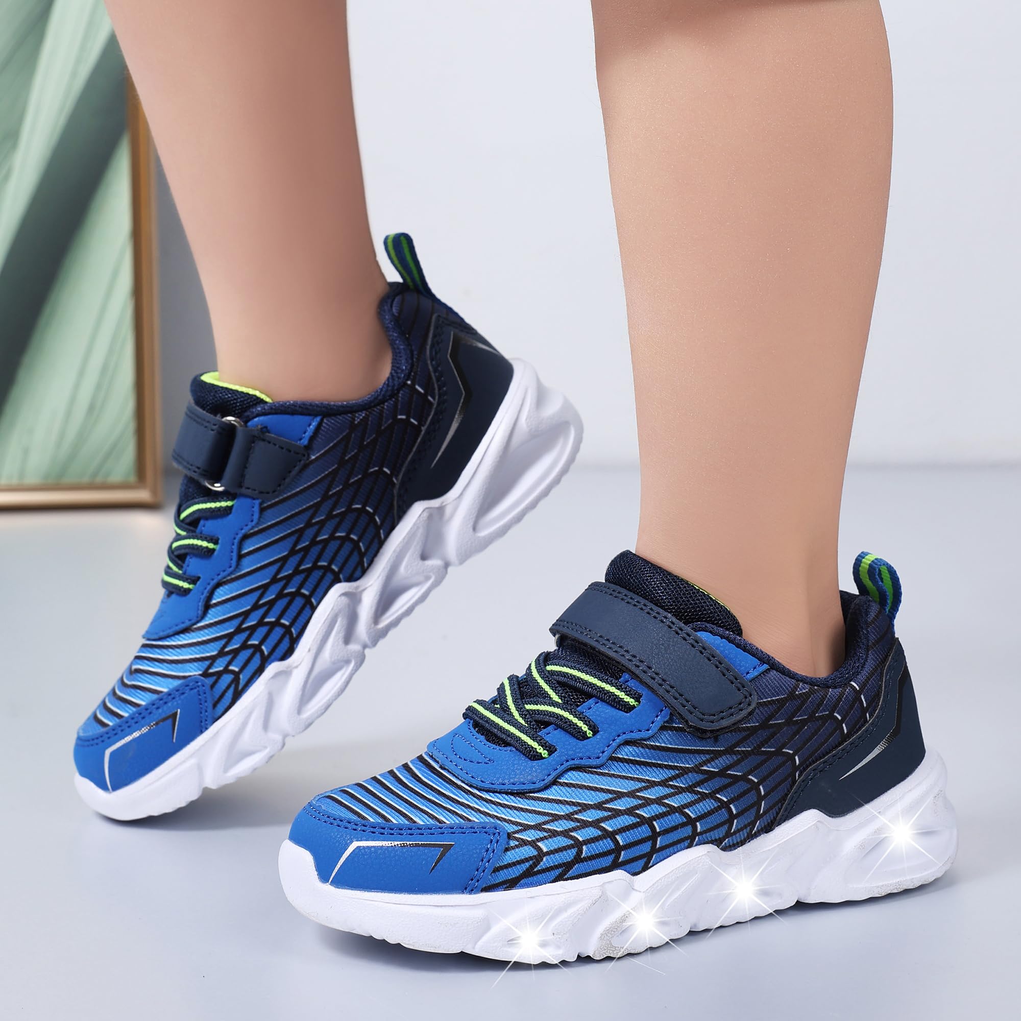 Scarpe da ginnastica leggere e traspiranti con luce a LED, con cinturino regolabile per bambini/bambini piccoli