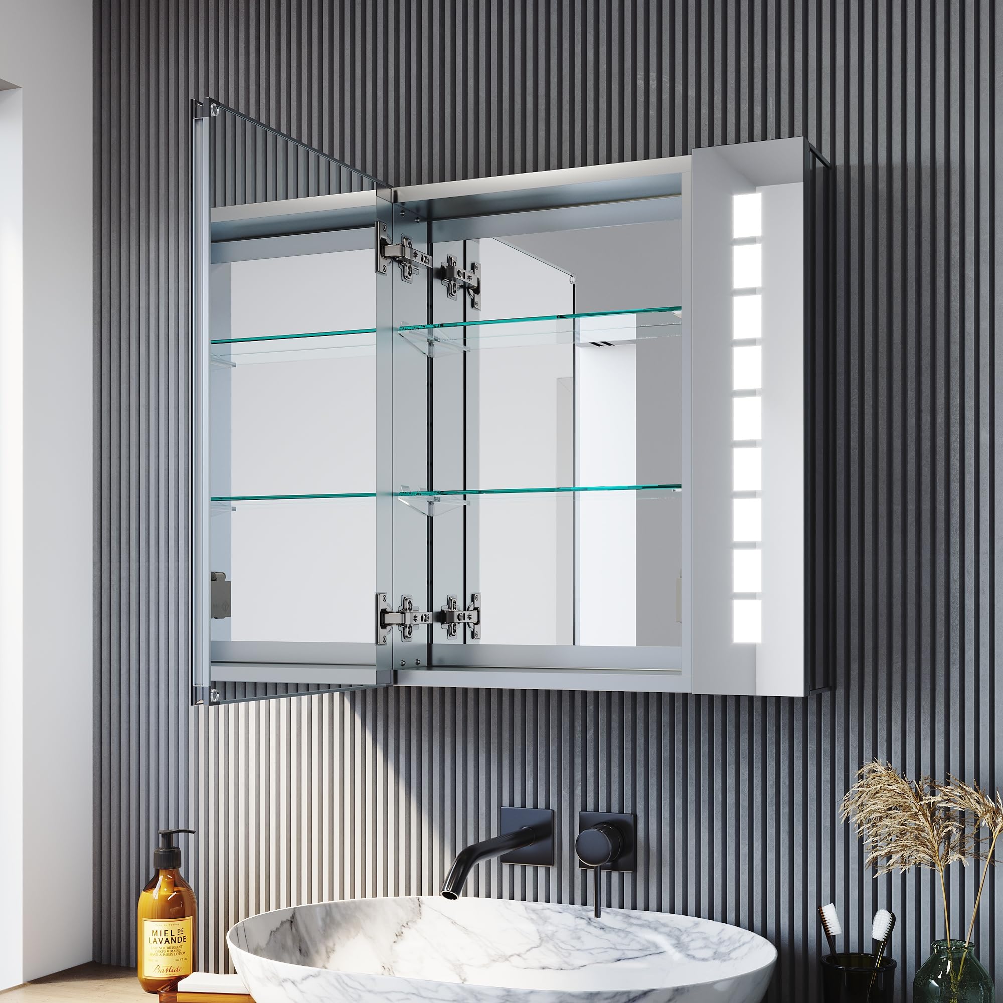 SONNI szafka łazienkowa z lustrem LED i gniazdkiem 60 x 65 cm, szafka z lustrem aluminiowa z przełącznikiem dotykowym, 3 kolory światła + funkcja odmgładzania, bezprzewodowe zawiasy, design do