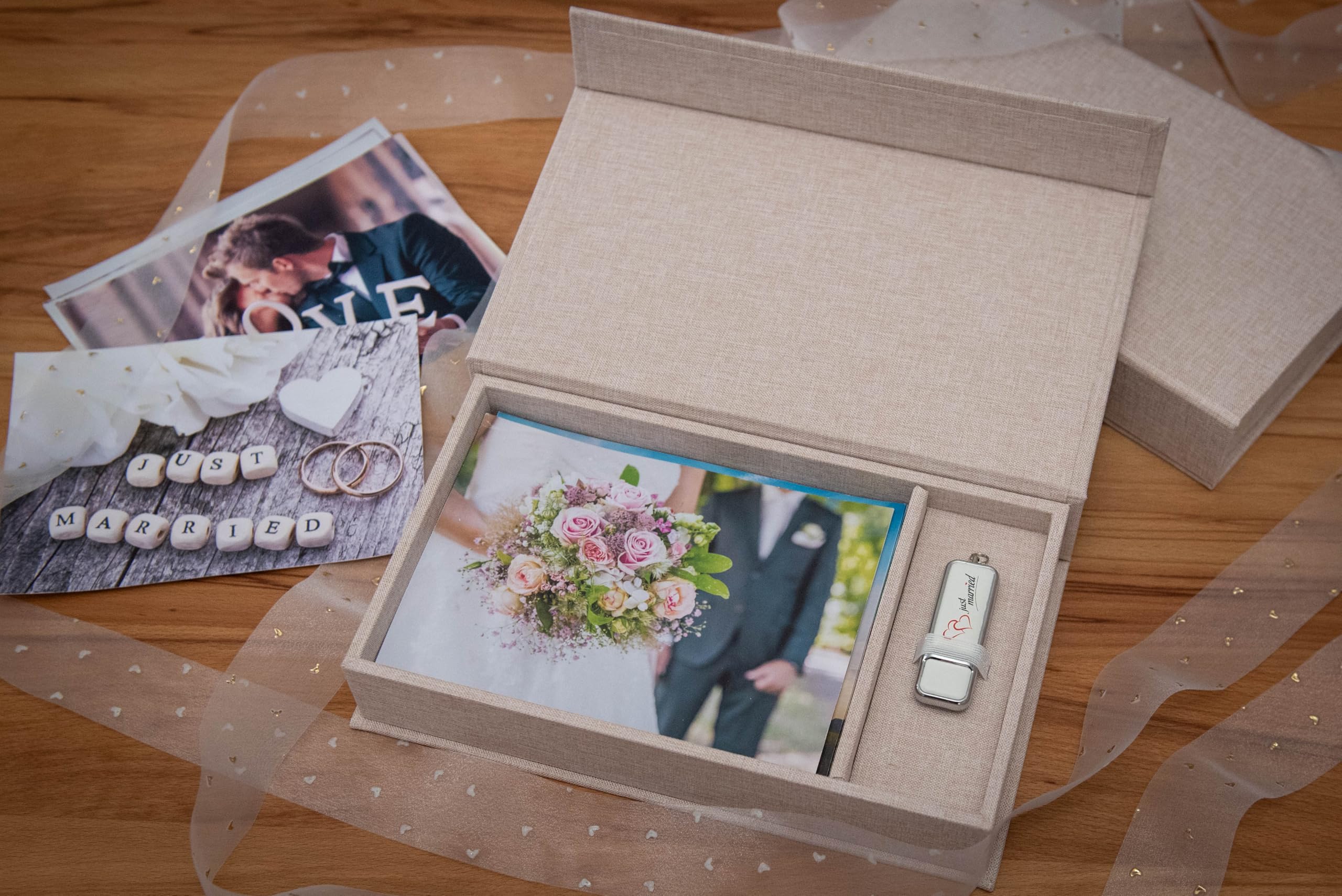 Erinnerungsbox mit USB Slot. Geschenkbox für USB-Sticks und Fotoabzüge 13x18cm, Aufbewahrungsbox Hochzeitsbox, Fotobox, Fotogeschenk, 26x15 cm (Beige)