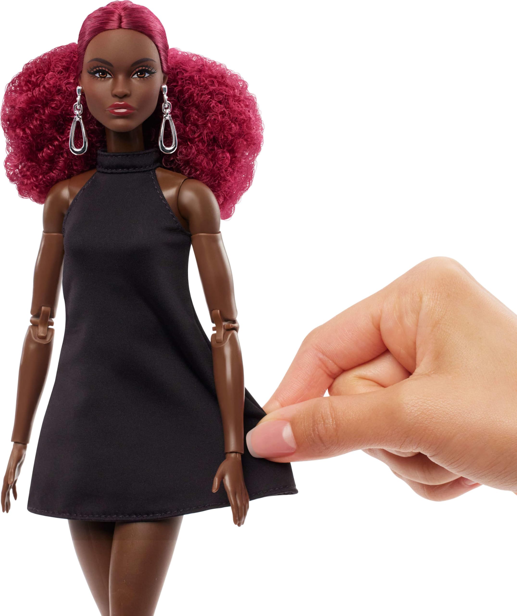 Barbie Basics-Modell 3, Sammlerpuppe mit roten Locken, schwarzem Minikleid und Stiefeln, Mode in universeller Passform, beweglichem großem Körperbau und austauschbarem Kopf, JBH75