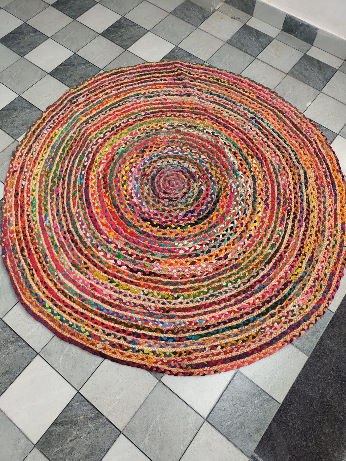 Tapis de sol rond multicolore en jute Yonir pour réchauffer l'ambiance du salon et bureau
