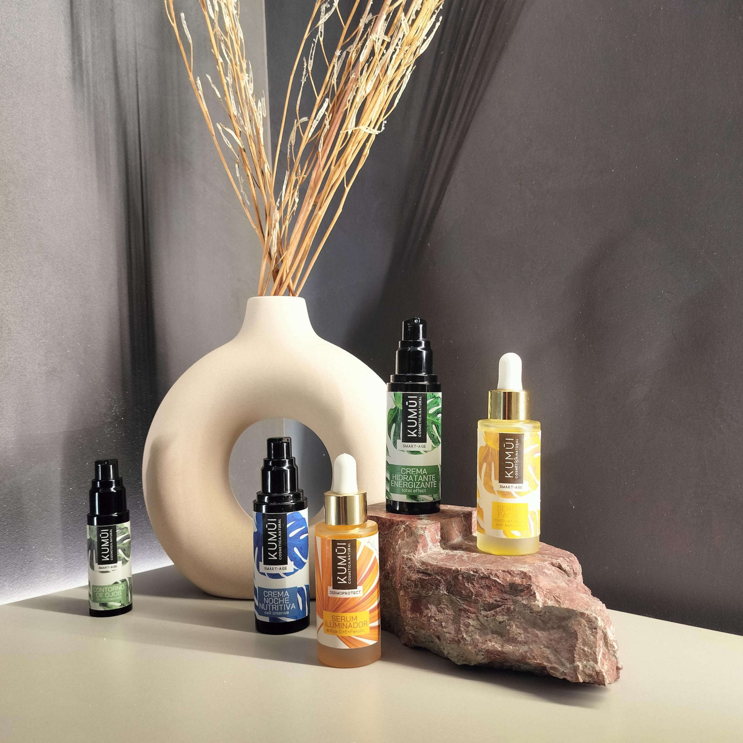 Kumui - Crema Hidratante Antiedad Día Energizante - Piel firme y suave sin sensación grasa - Cosmética Natural Vegana Cruelty Free Antienvejecimiento - Mujer y Hombre Unisex – 30 ml