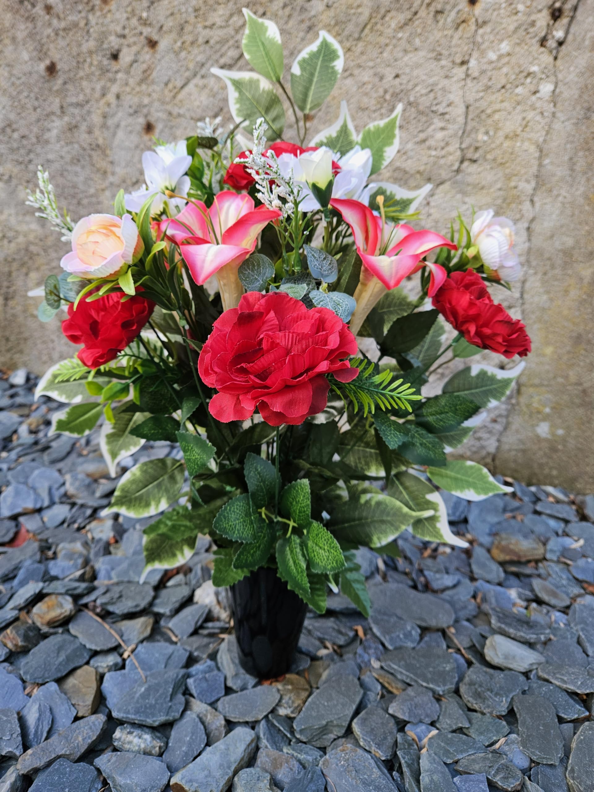 Composition de Fleurs Artificielles en Cône Lesté Ciment pour Une Parfaite Tenue à L' extérieur. Réalisé par Nos Soins Fleurs de Qualité.