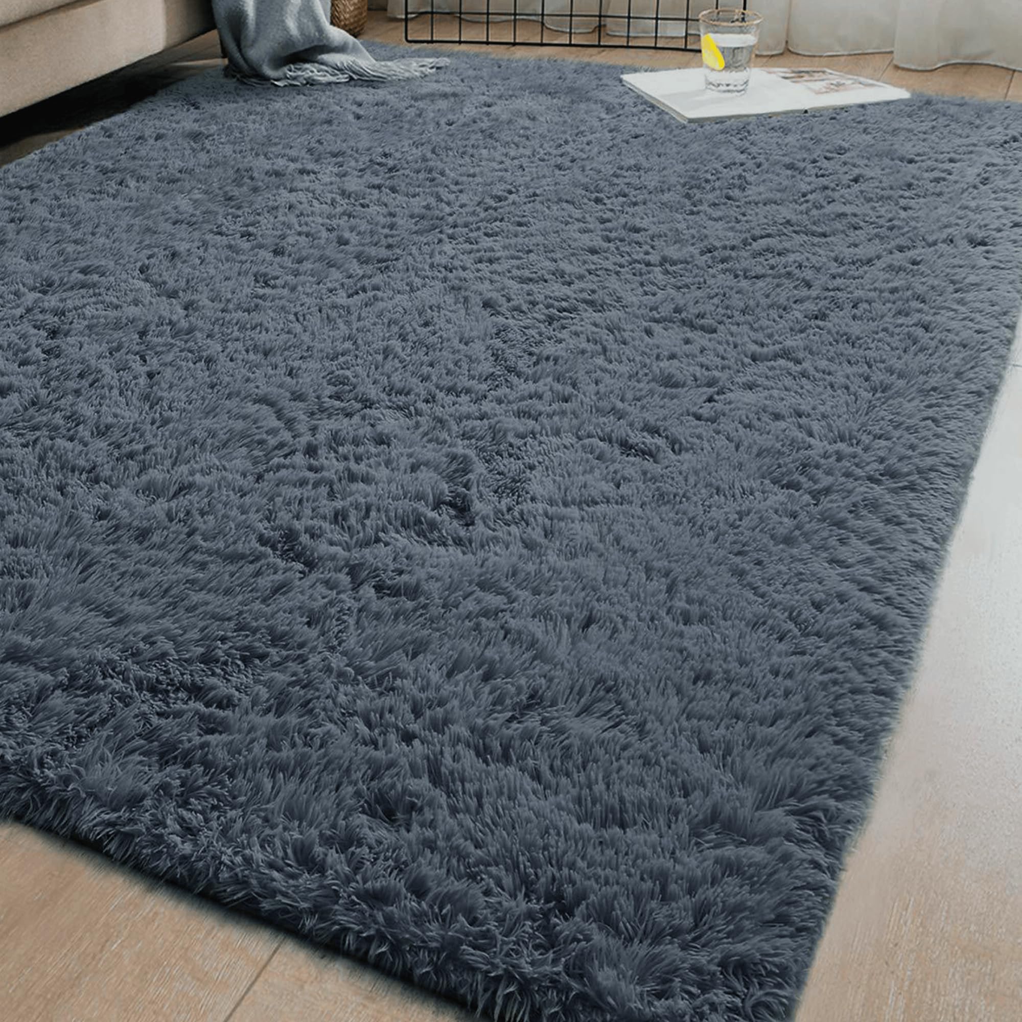 Grand tapis de salon moderne gris foncé pour réchauffer votre chambre