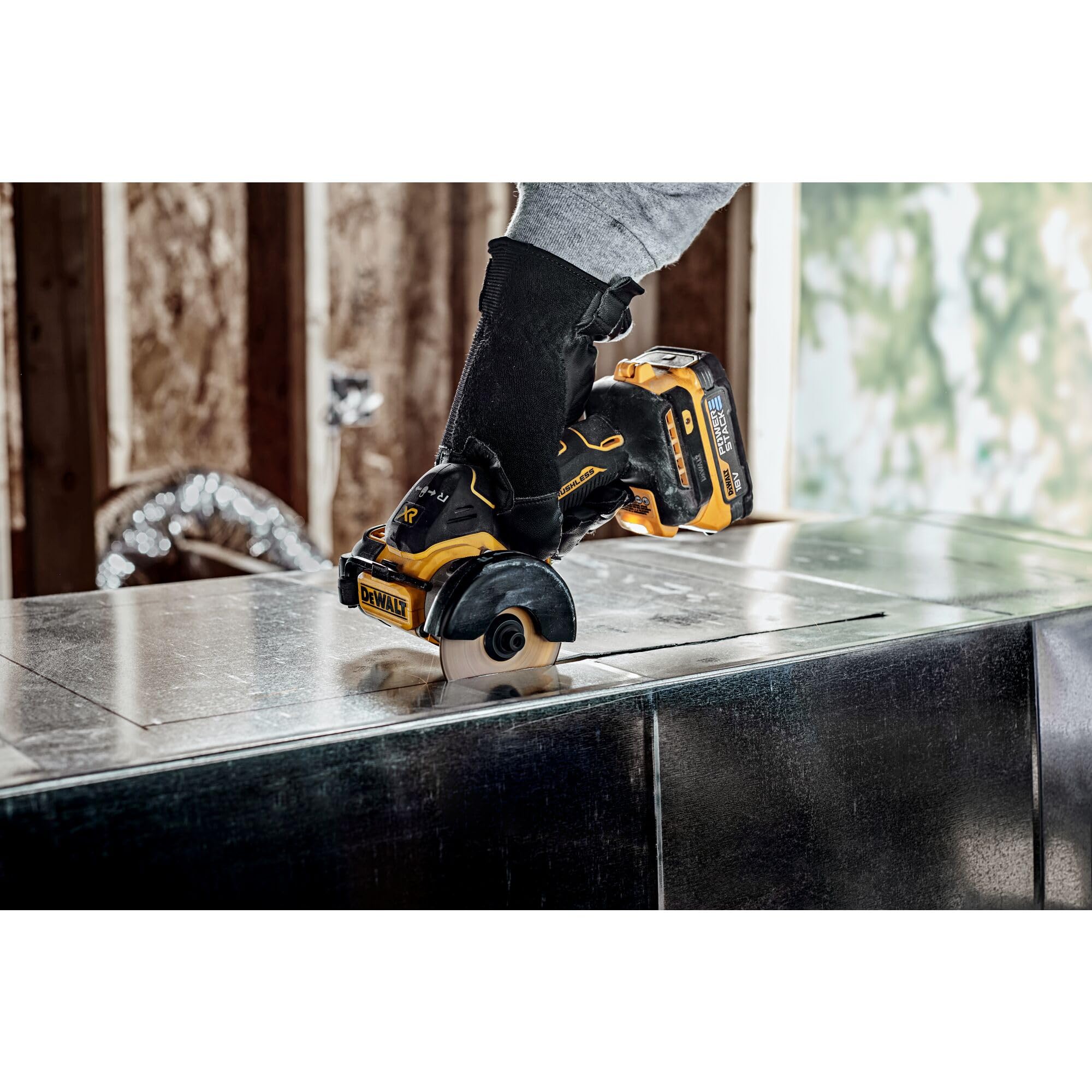 DEWALT DCS438E2T-QW - Cortadora multimaterial 18V Powerstack, Ø de disco 76mm, Motor sin escobillas, M10, Incl. cubierta protectora, 3x discos de corte, 2x baterías Powerstack de 1,7 Ah, Cargador