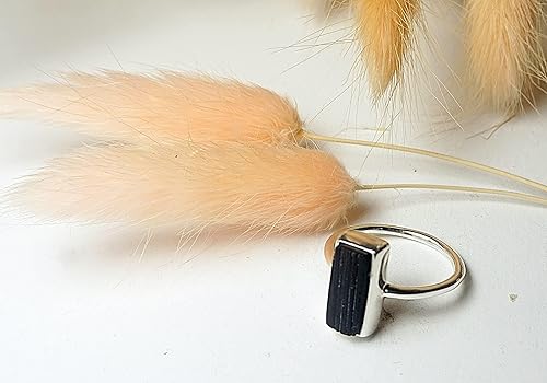 Vista 3 de Anillo apilable de plata esterlina maciza de turmalina negra cruda, piedra natal de octubre