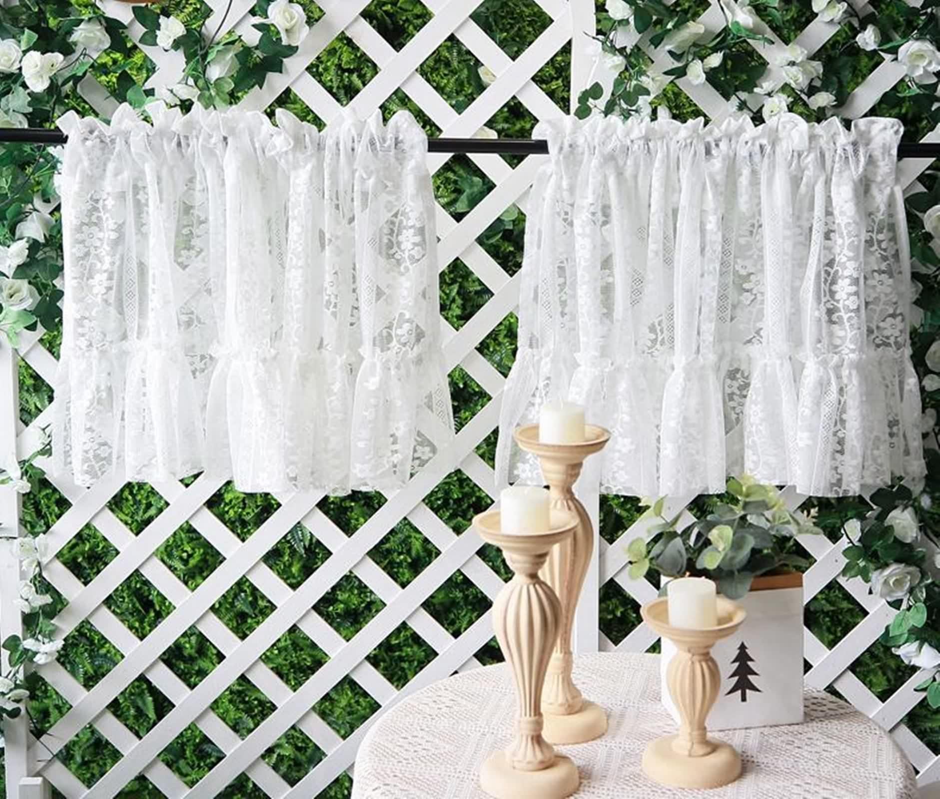Rideaux brise-bise motif floral pour instaurer une ambiance maison de campagne cosy