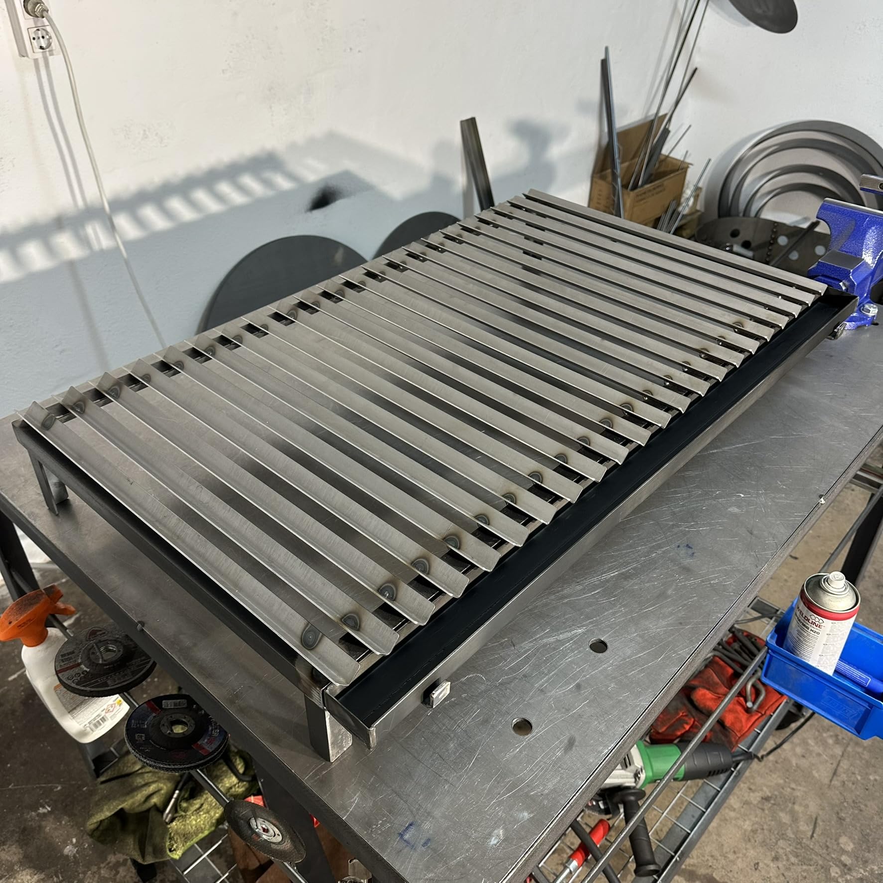 Grill Argentina per barbecue con grasso Asta V in ferro/acciaio al carbonio rinforzato (70 x 50 cm)