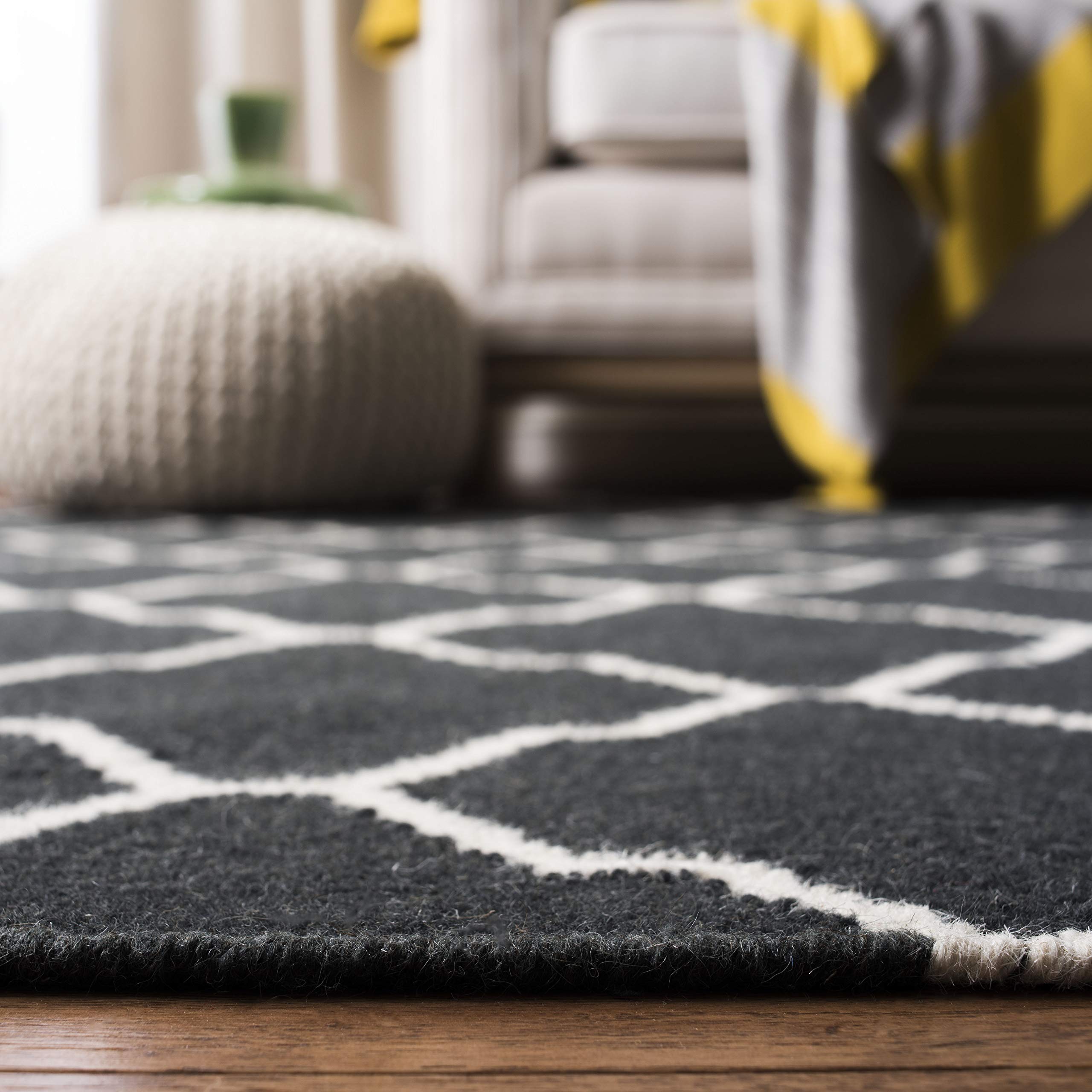 SAFAVIEH Tapis Contemporain pour Salon, Salle à Manger, Chambre à Coucher - Dhurrie Collection, Tapis à Poil Court, Chocolat et Ivoire, 91 X 152 cm