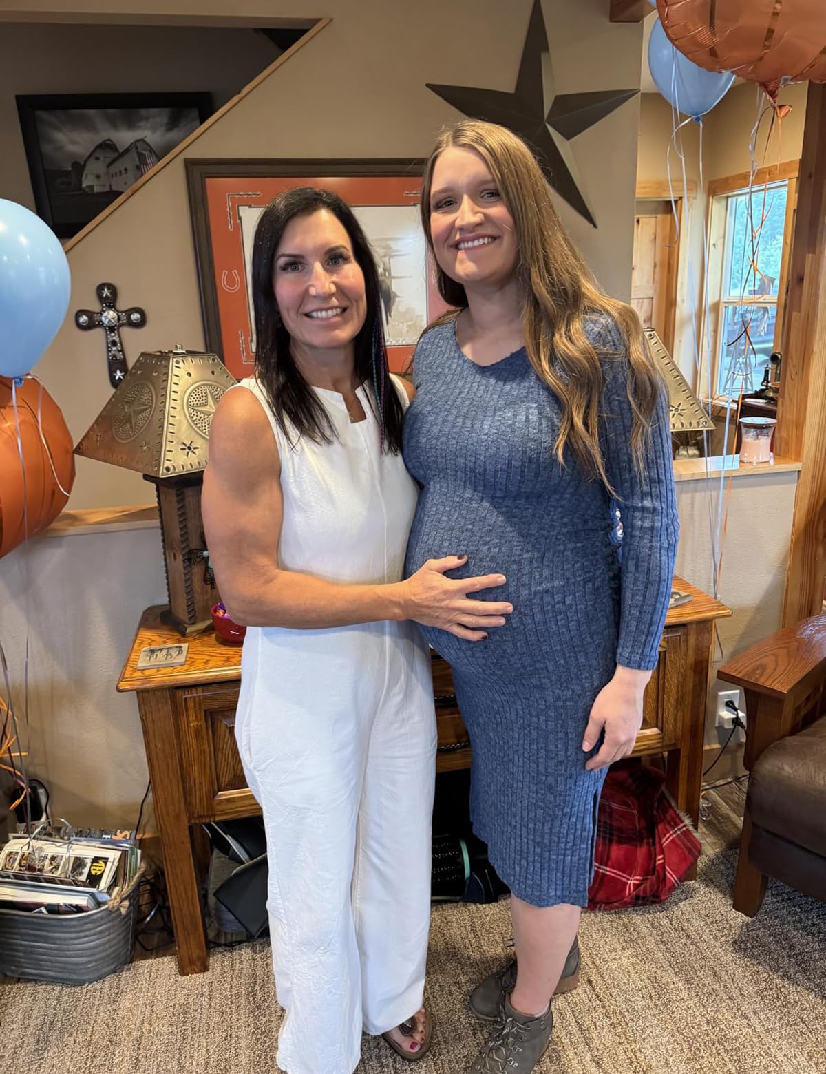 LAHILO Podkreślająca figurę sukienka ciążowa z dekoltem w serek i bocznymi falbankami, prążkowana, na baby shower